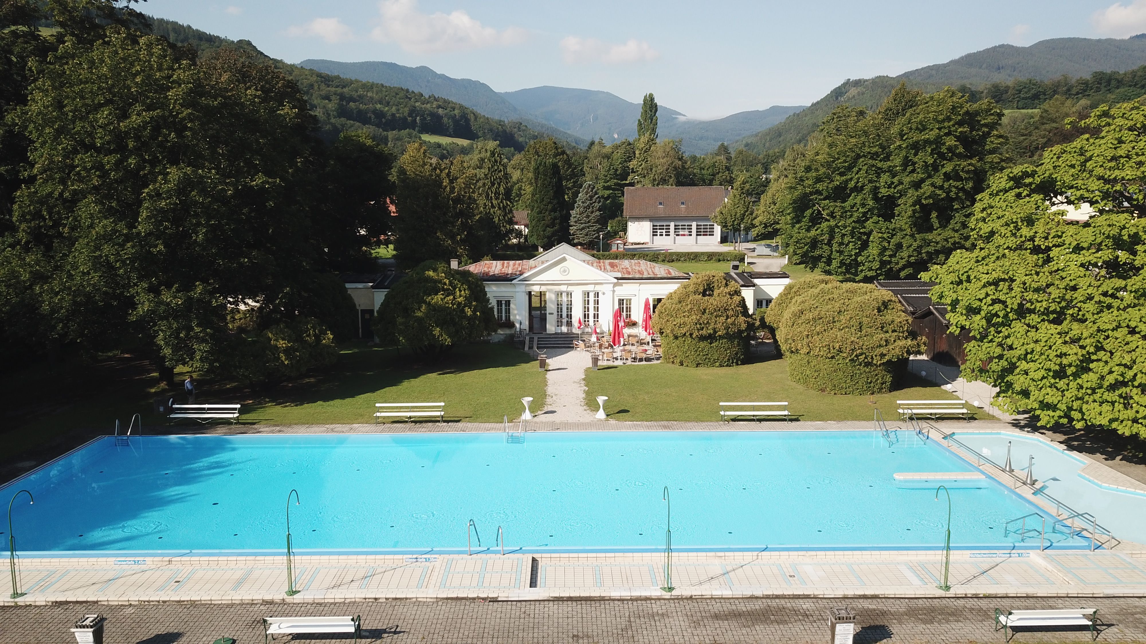 Das Alpenstrandbad Edlach hat zwei Becken.