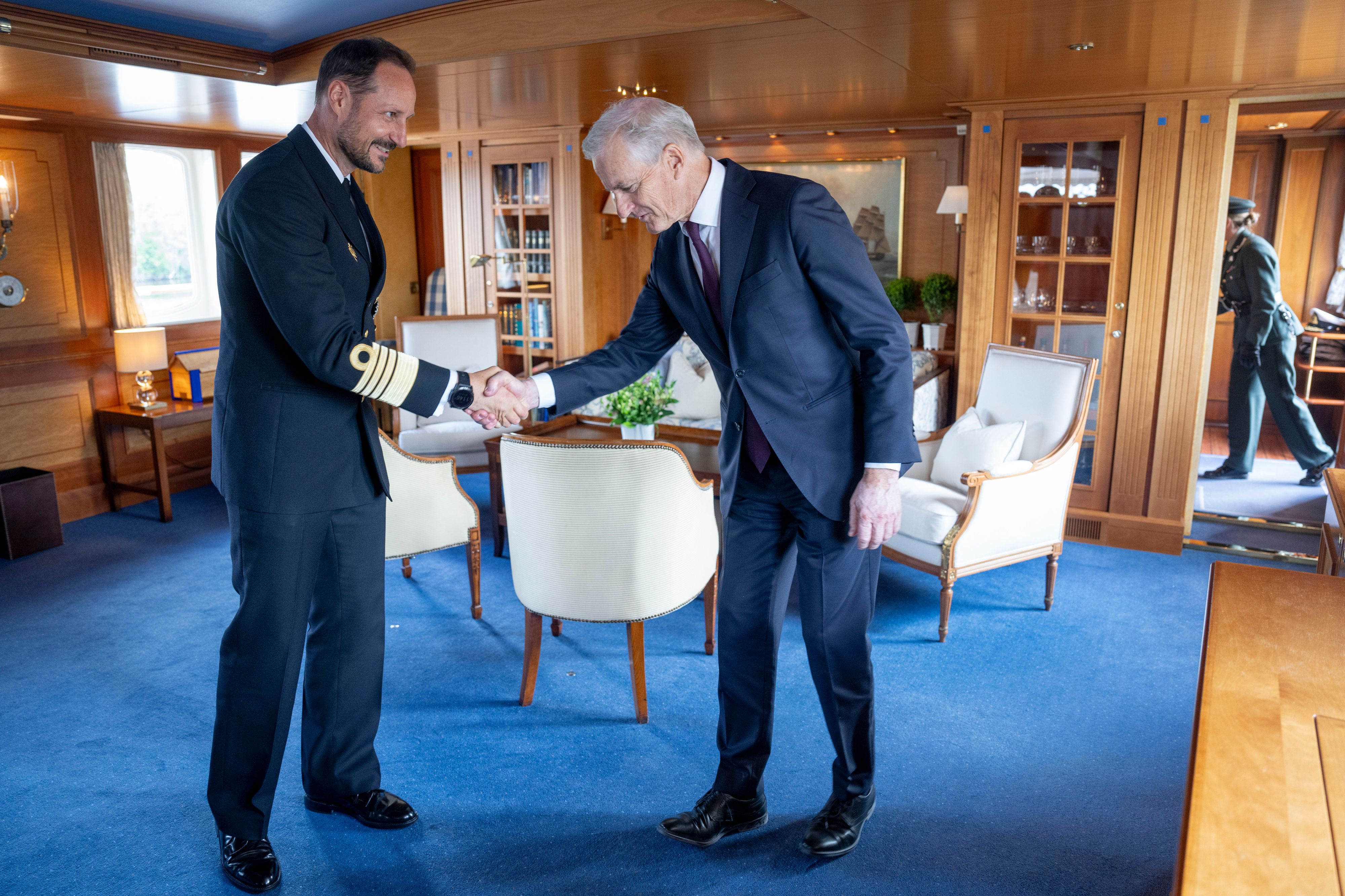 Kronprinz Haakon (l.) und Premierminister Jonas Store feiern am Donnerstag, dem 14. August, den 100. Jahrestag der Souveränität Norwegens über Spitzbergen