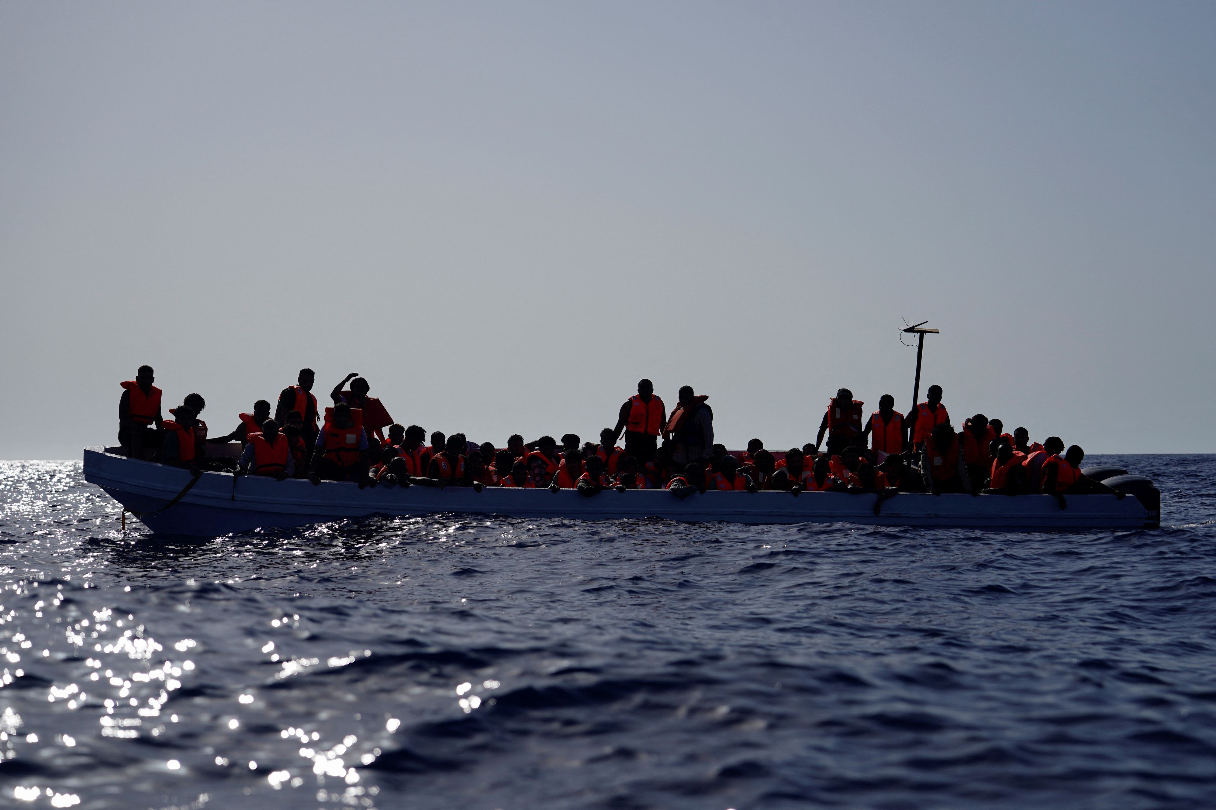 Vor Lampedusa ist ein Flüchtlingsboot mit zahlreichen Menschen gekentert. Symbolbild.