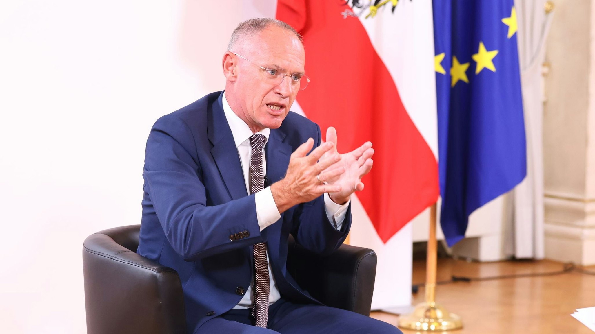 Heute.at - Harter Hund – Karner will konsequenten Abschiebekurs