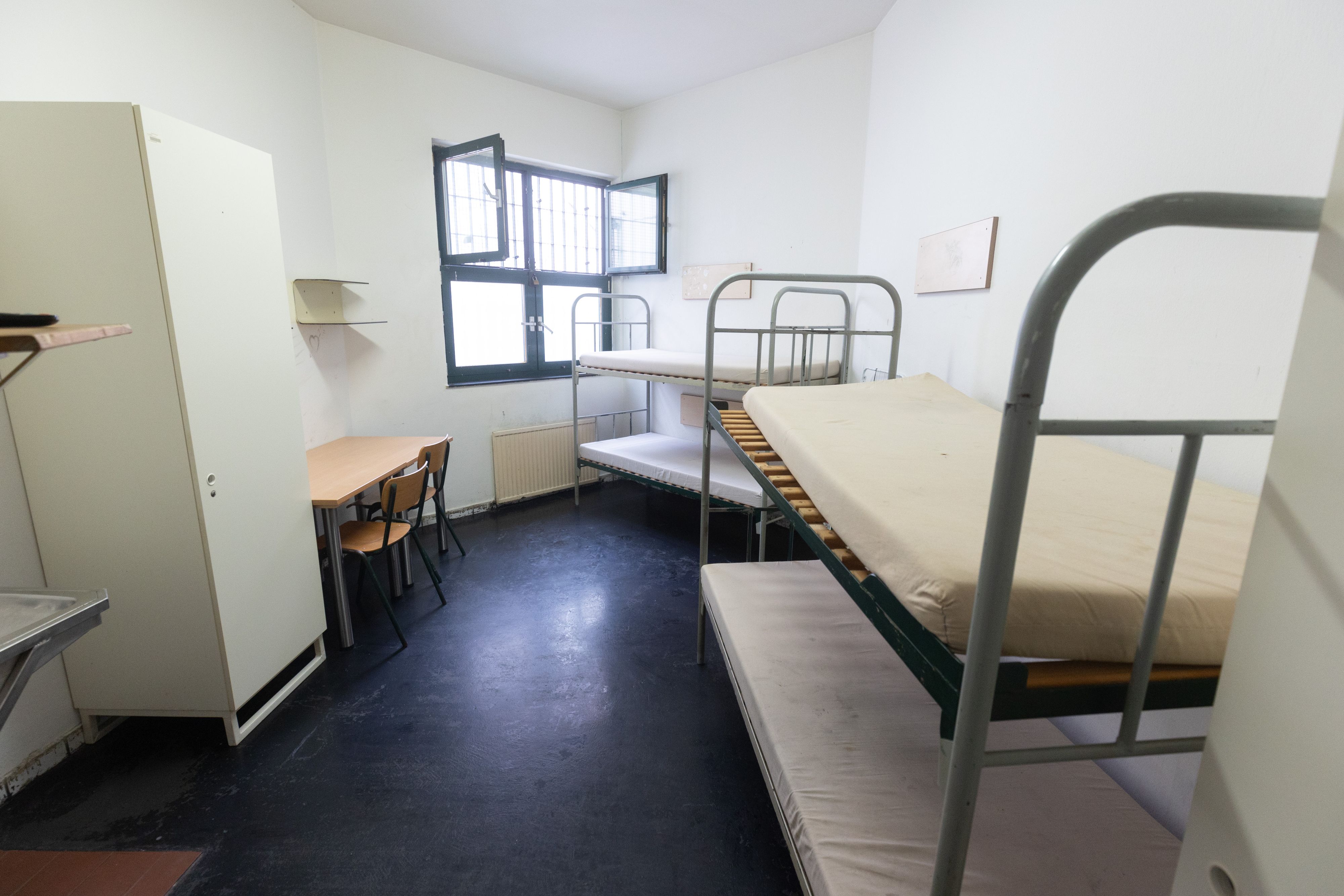 Aufgrund von Einsturzgefahr musste der Häftling von so einem Bett in ein Spezialbett übersiedeln. (Symbolbild)