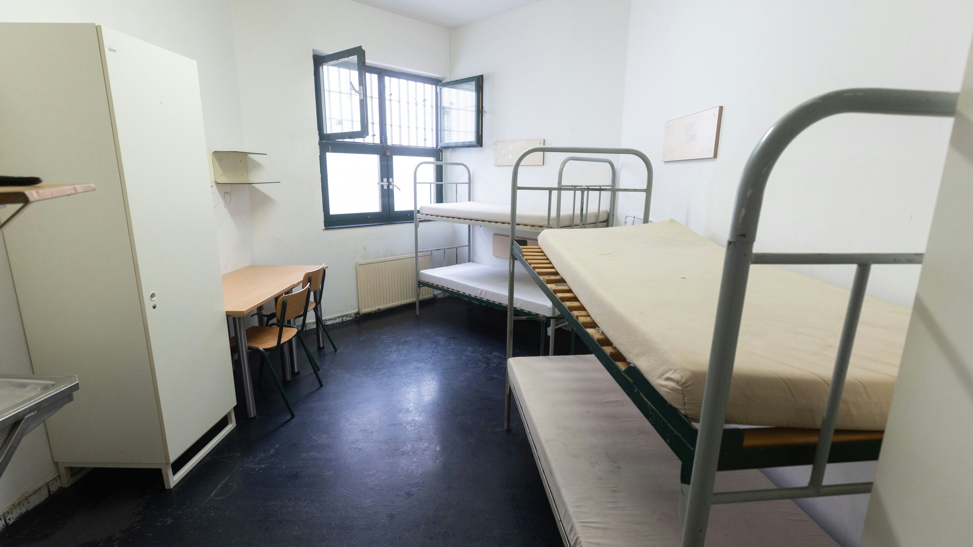 Aufgrund von Einsturzgefahr musste der Häftling von so einem Bett in ein Spezialbett übersiedeln. (Symbolbild)