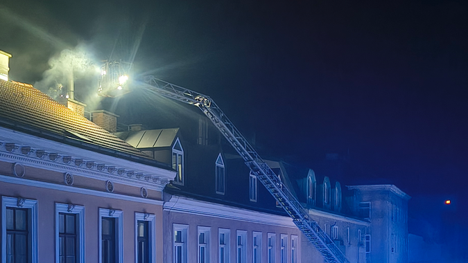 Heute.at - Feueralarm in Wien – Balkonbrand greift auf Dach über