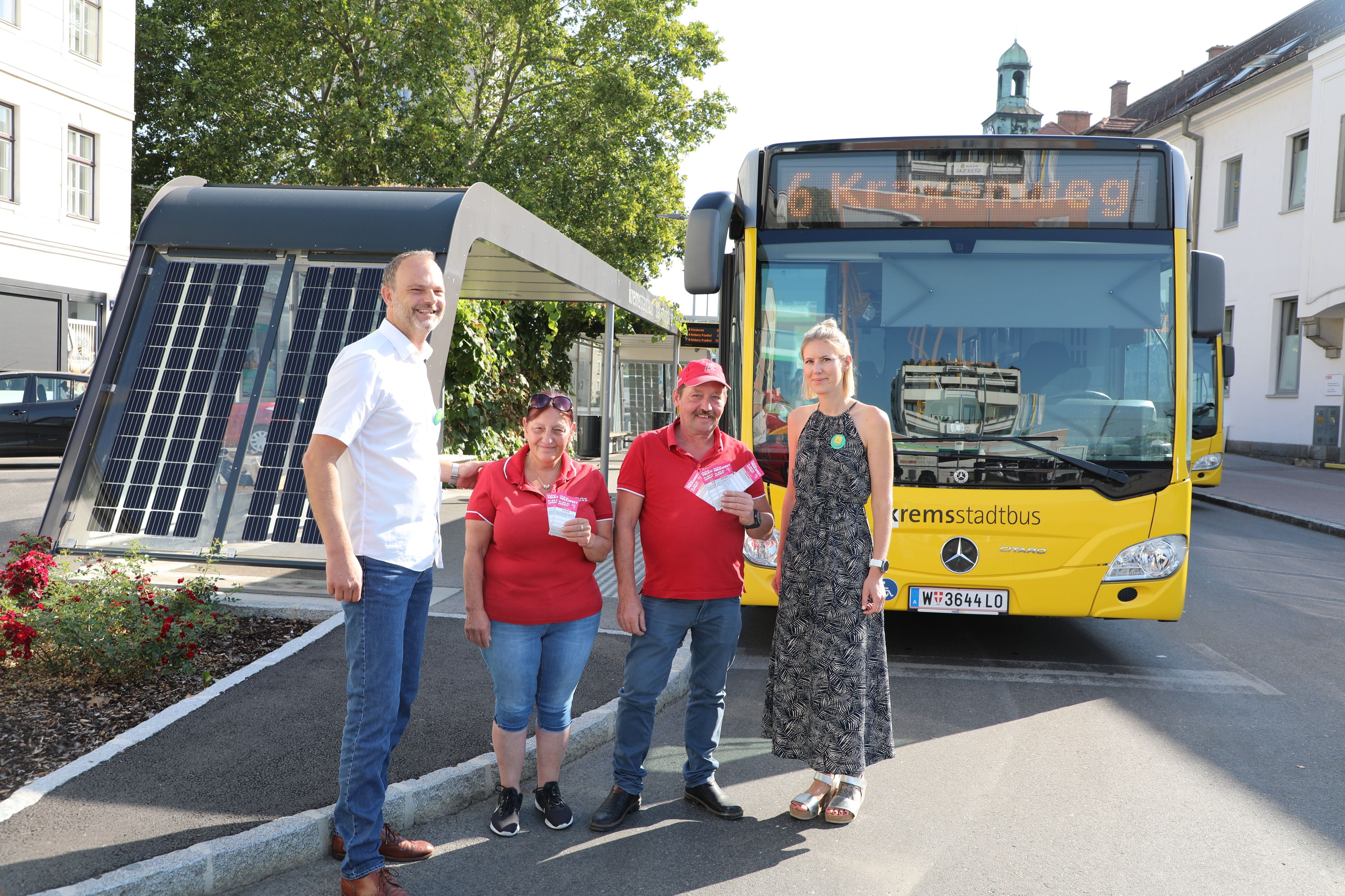 Baudirektor Reinhard M. Weitzer, die Buslenker:innen Gisela und Ewald Topf sowie Magistratsmitarbeiterin Nicole Heinzl – von links.