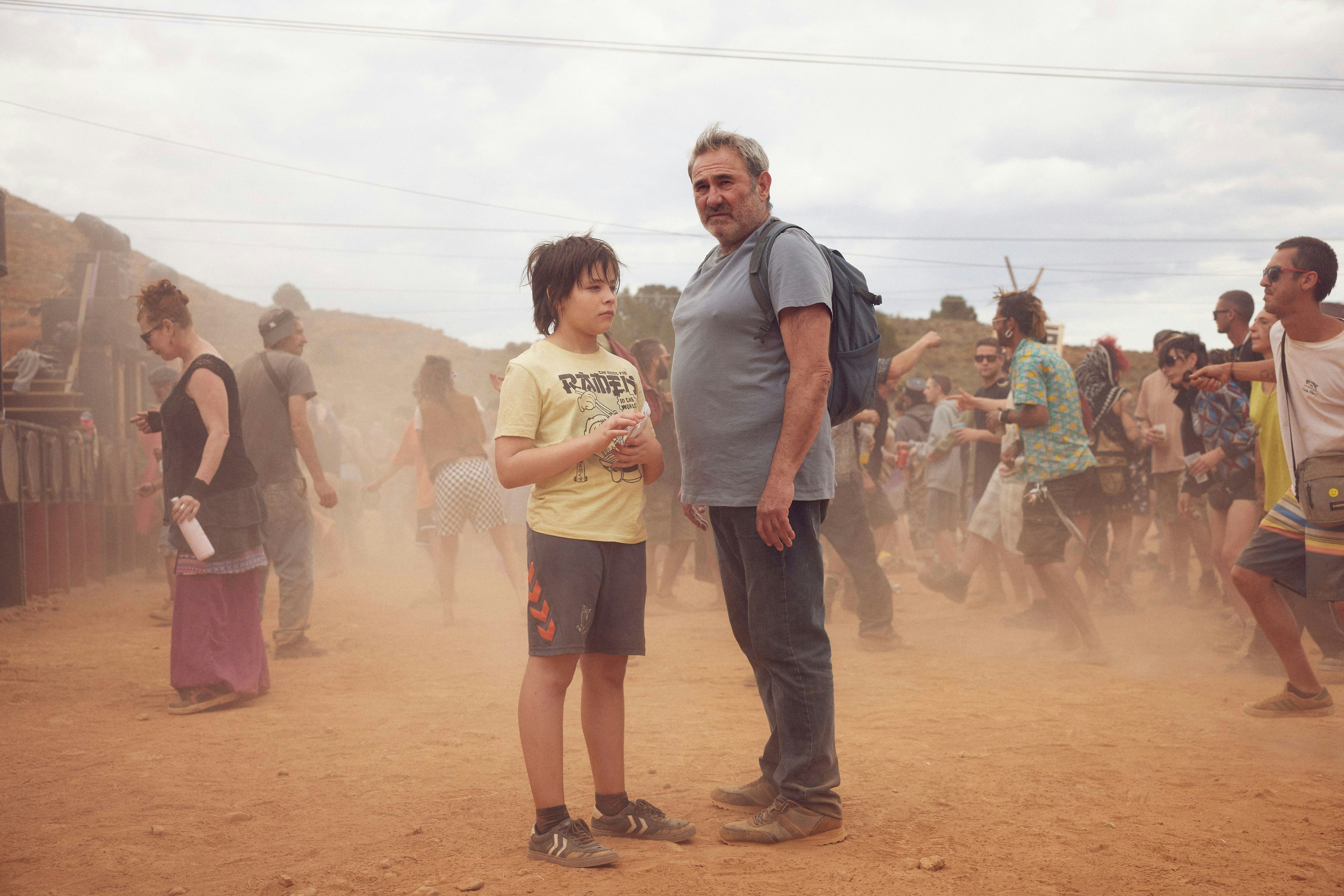 Luis (Sergi López) und sein Sohn Esteban (Bruno Núñez) sind in der marokkanischen Wüste gestrandet: "Sirât"
