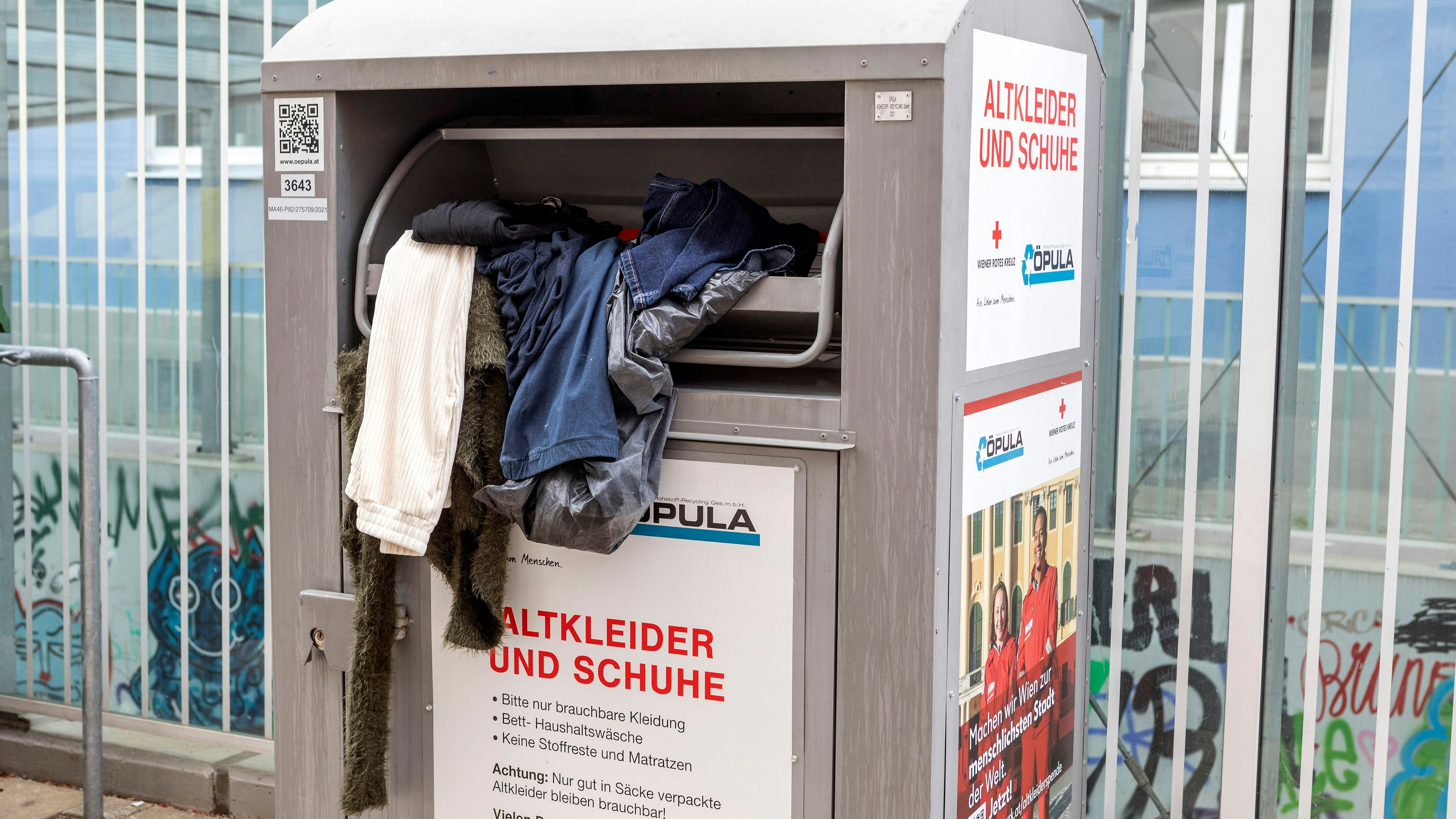 Heute.at - Schattenwirtschaft mit Beute aus Altkleider-Container