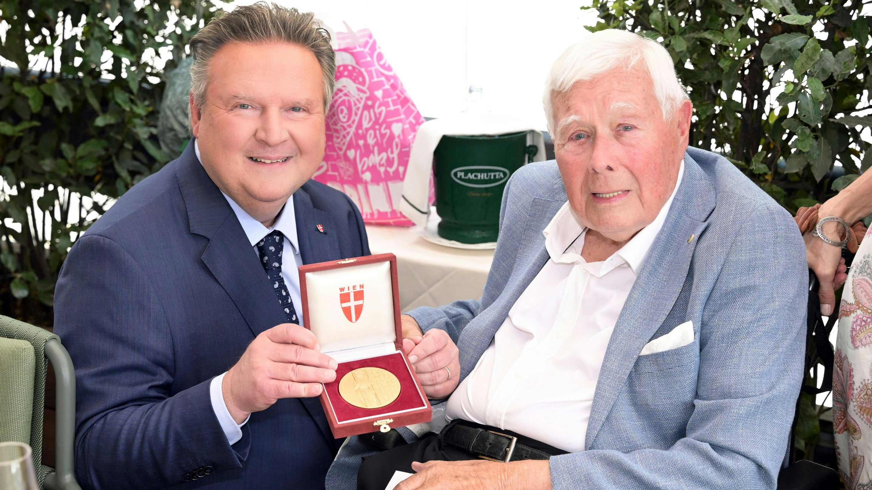 Heute.at - Bürgermeister ehrt Peter Weck zum 95. Geburtstag