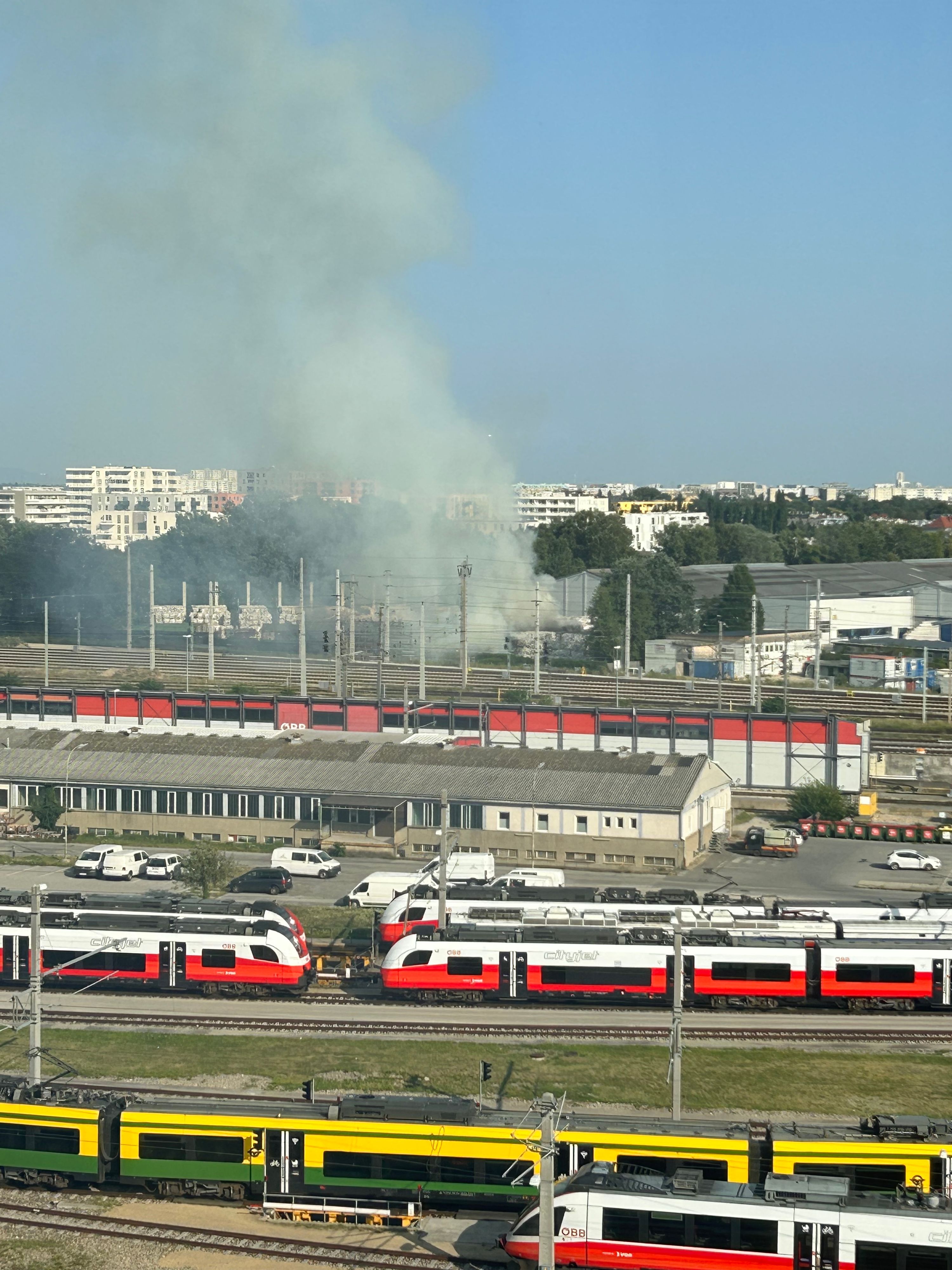 Großeinsatz in Floridsdorf: Feuer bei Papier-Recyling-Firma