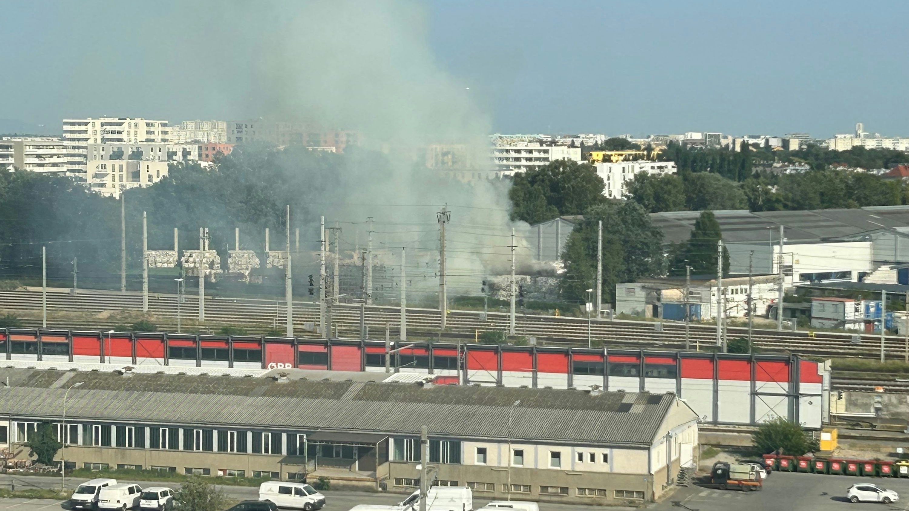 Großeinsatz in Floridsdorf: Feuer bei Papier-Recyling-Firma