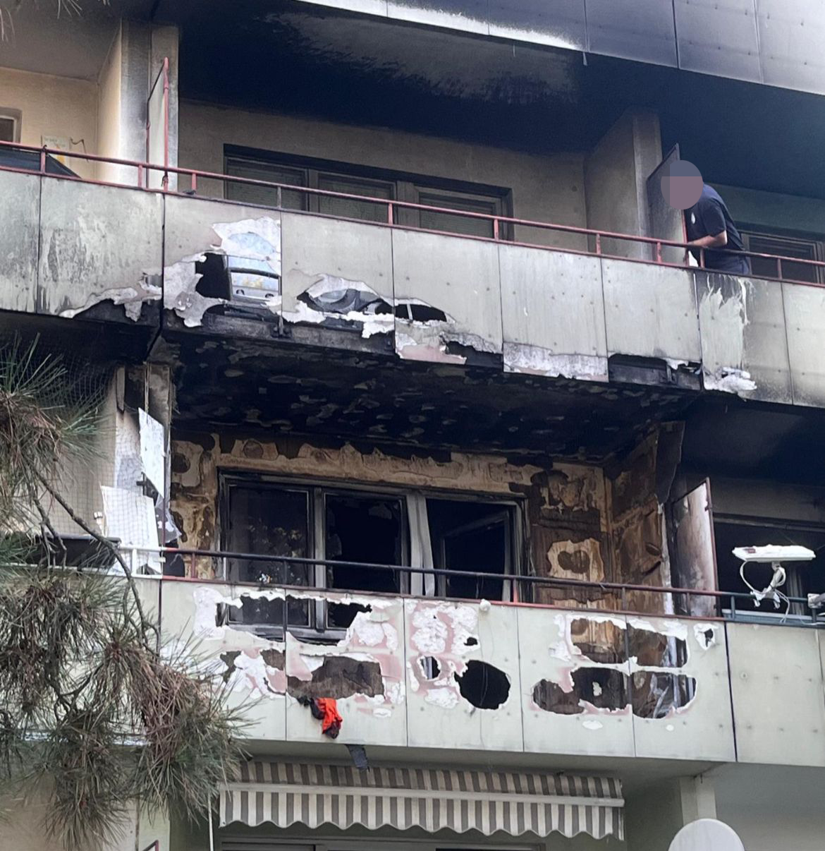 Der Balkon eines Wohnhauses fing an zu brennen.