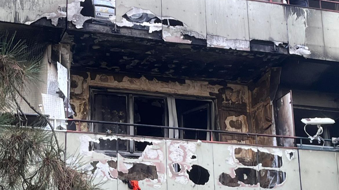 Der Balkon eines Wohnhauses fing an zu brennen