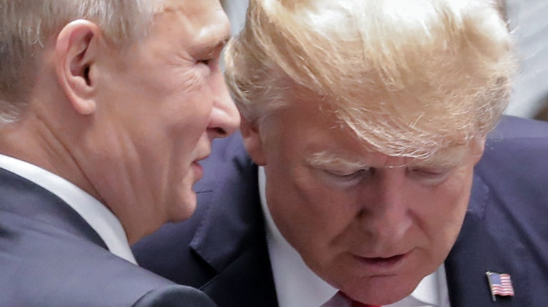 Ab 21.30 Uhr europäischer Zeit treffen sich am Freitag in Alaska US-Präsident Donald Trump und Russlands Präsident Wladimir Putin zum ersten persönlichen Gespräch über ein Ende des Ukraine-Krieges. Worum es dabei konkret gehen wird, wo welche Fallen lauern.