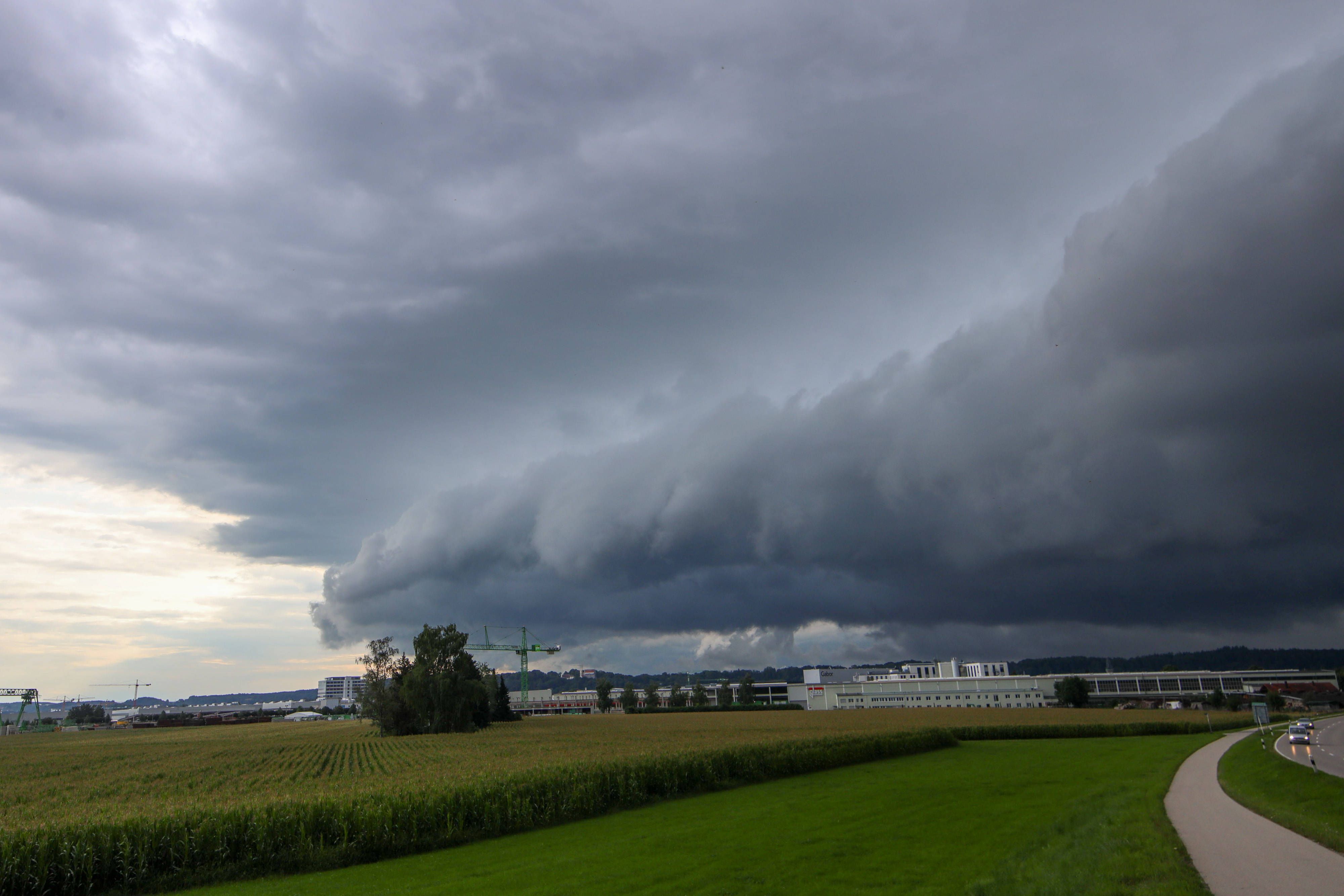 Ein Gewitter zieht am Donnerstag über Teile Österreichs.