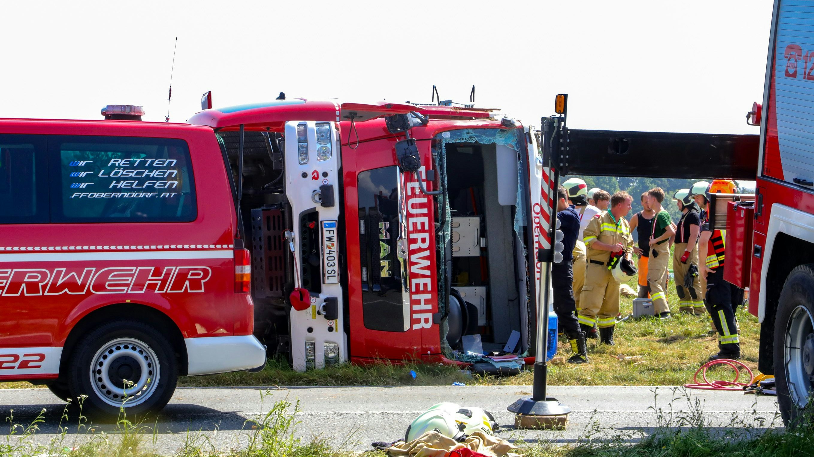 Heute.at - Feuerwehrauto kippt bei Einsatzfahrt um – 10 Verletzte