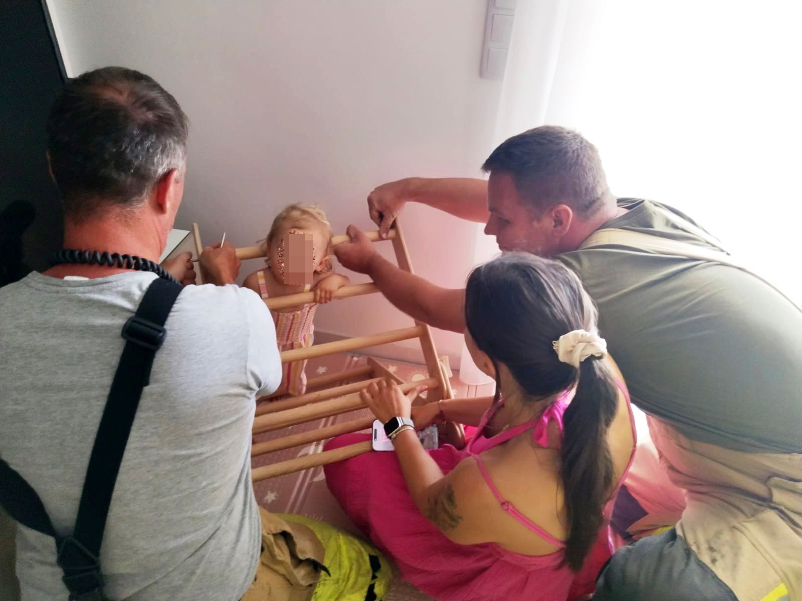 Die Feuerwehr Ebreichsdorf kann die Anderthalbjährige aus dem Gitter retten.