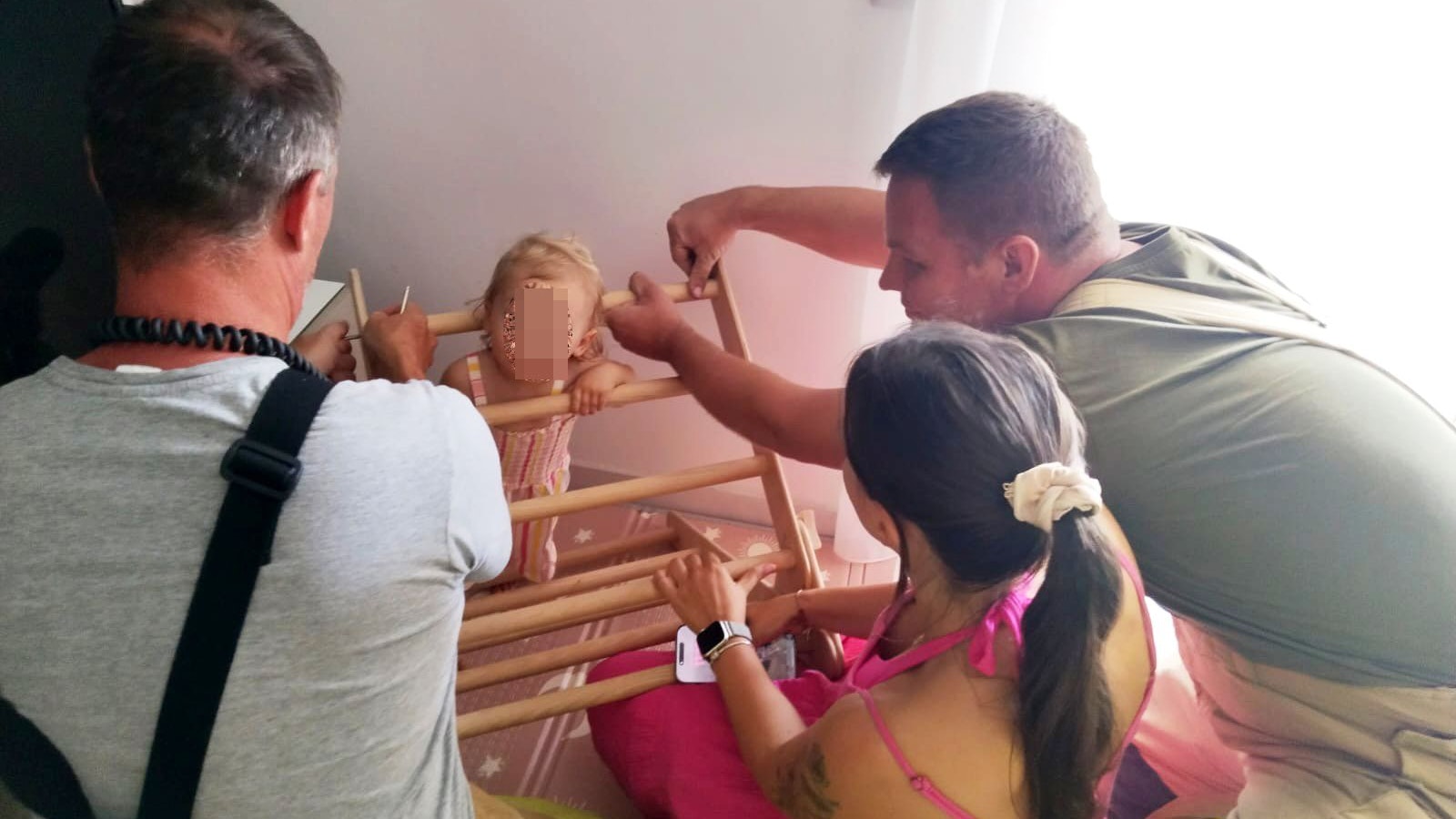 Die Feuerwehr Ebreichsdorf kann die Anderthalbjährige aus dem Gitter retten.