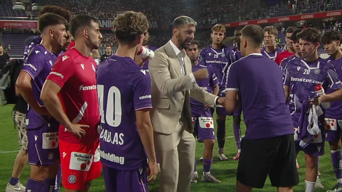 Ein frustrierter Austria-Fan geigte den Spielern die Meinung, während Austrias Abwehrchef Aleksandar Dragovic vermittelte. 
