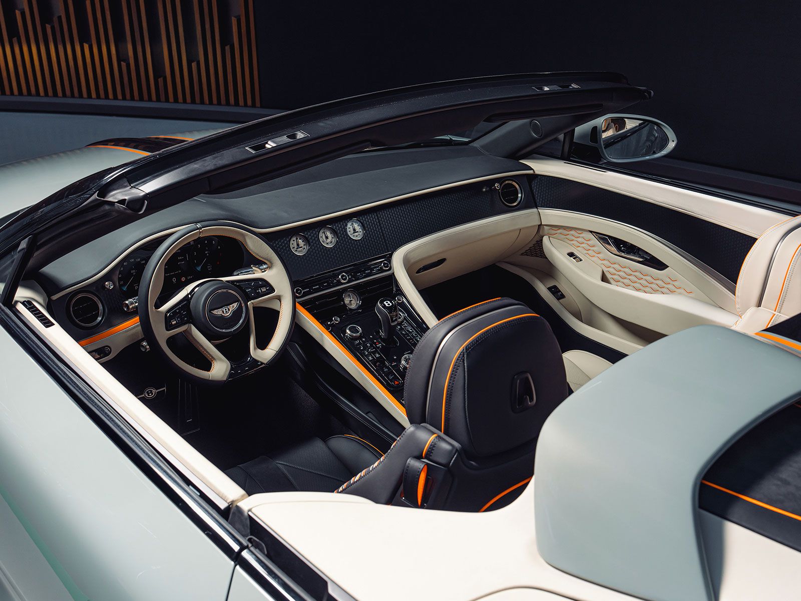 Der Innenraum präsentiert sich sportlich und ausgesprochen edel.