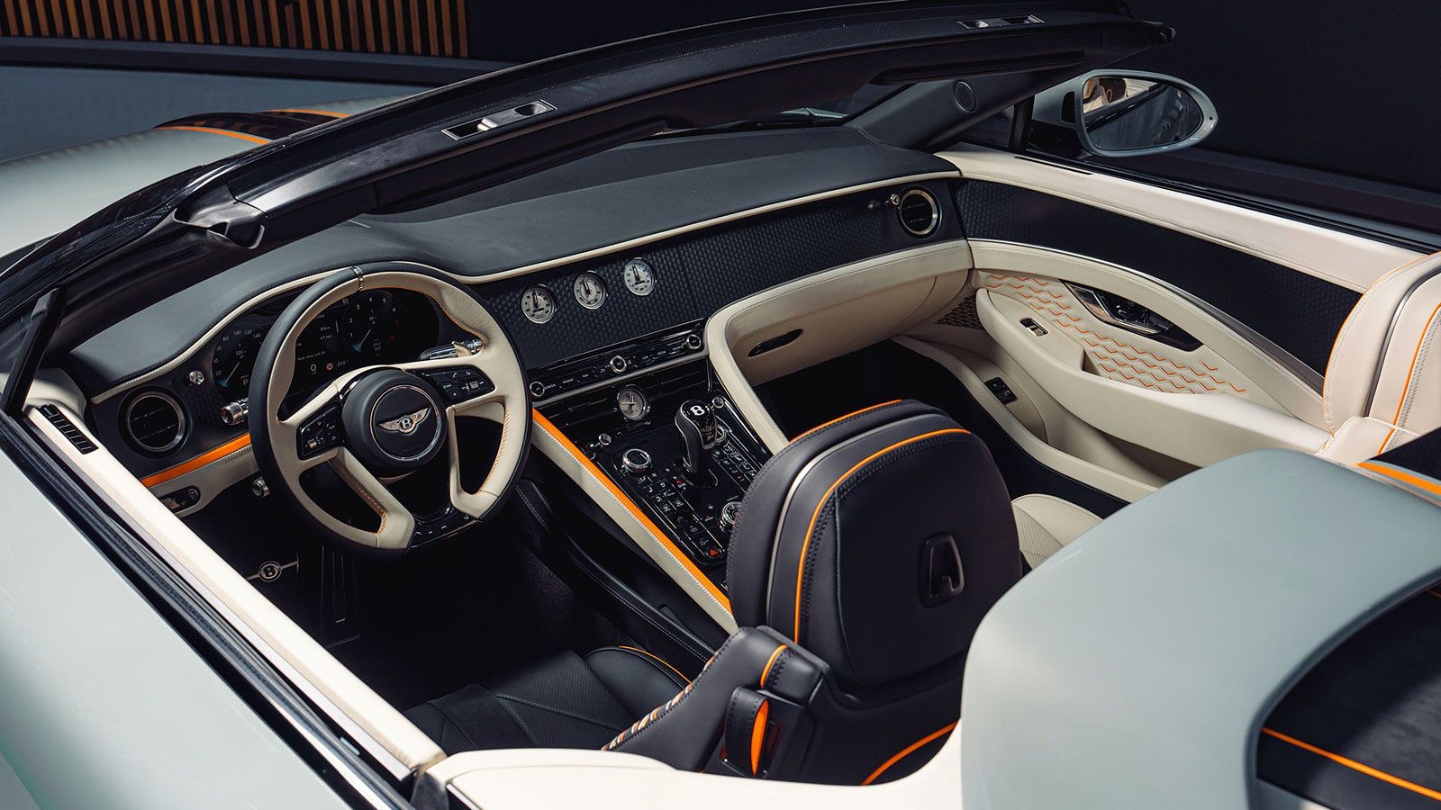 Heute.at - Bentley zeigt erstes Batur Cabriolet für Kunden