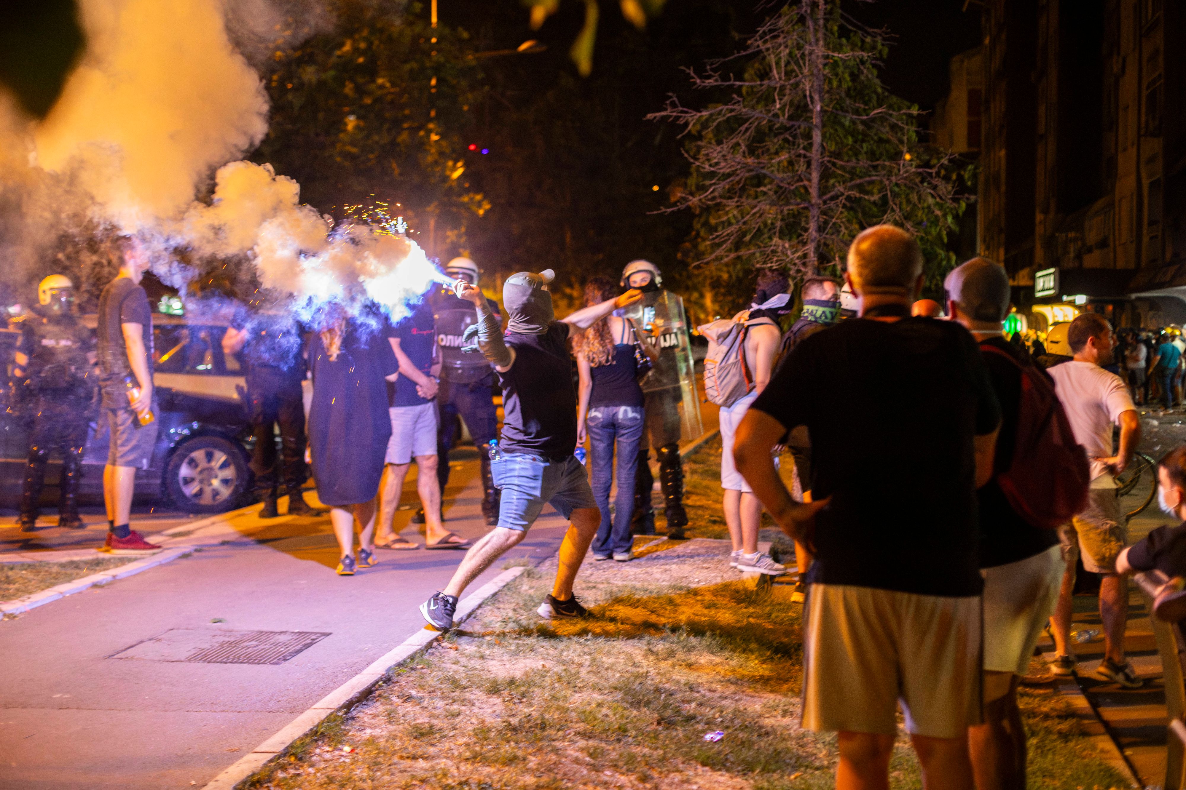 Bei den Ausschreitungen wurden mehrere Menschen verletzt.