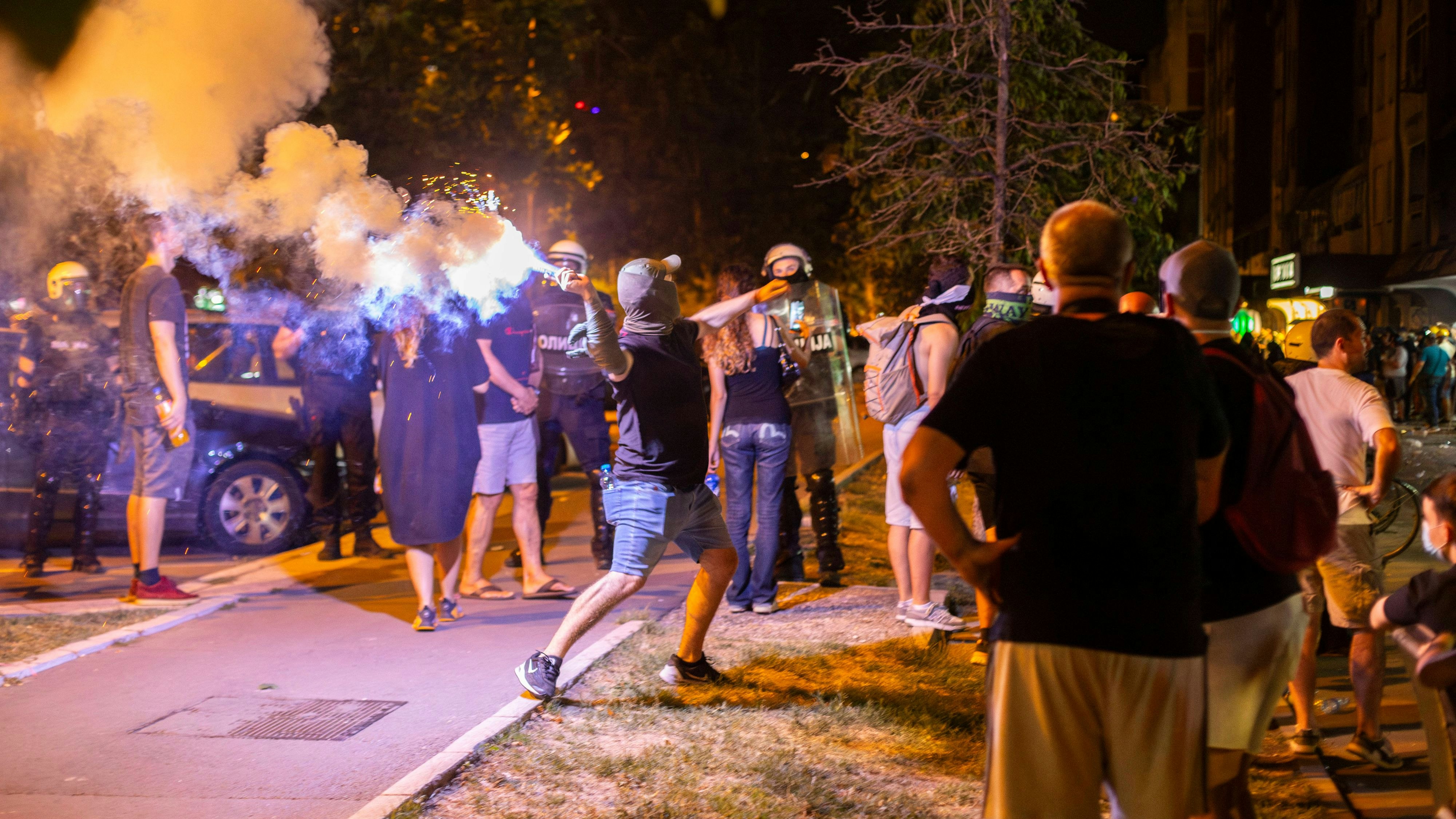 Heute.at - Rund 70 Verletzte bei Protesten gegen Vucic-Regierung