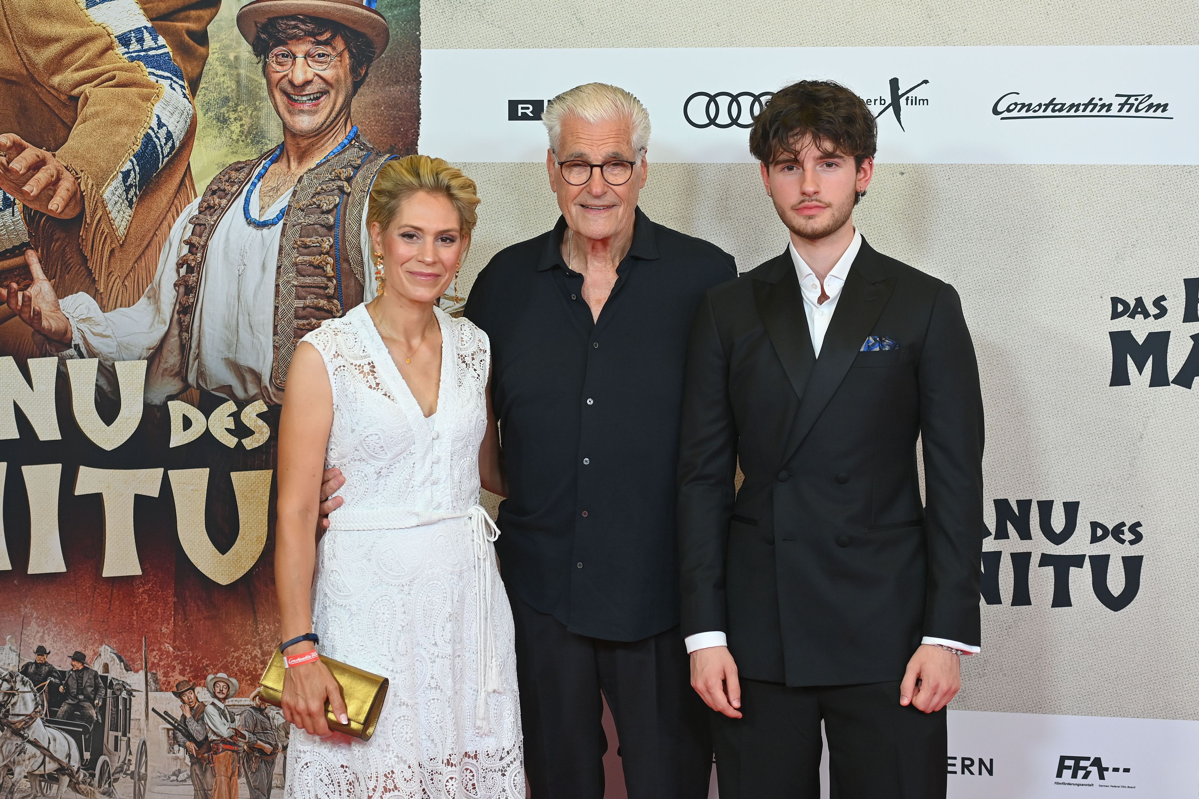 Sky du Mont mit Partnerin Julia Schütze und Sohn Fayn bei der Filmpremiere von „Das Kanu des Manitu“.