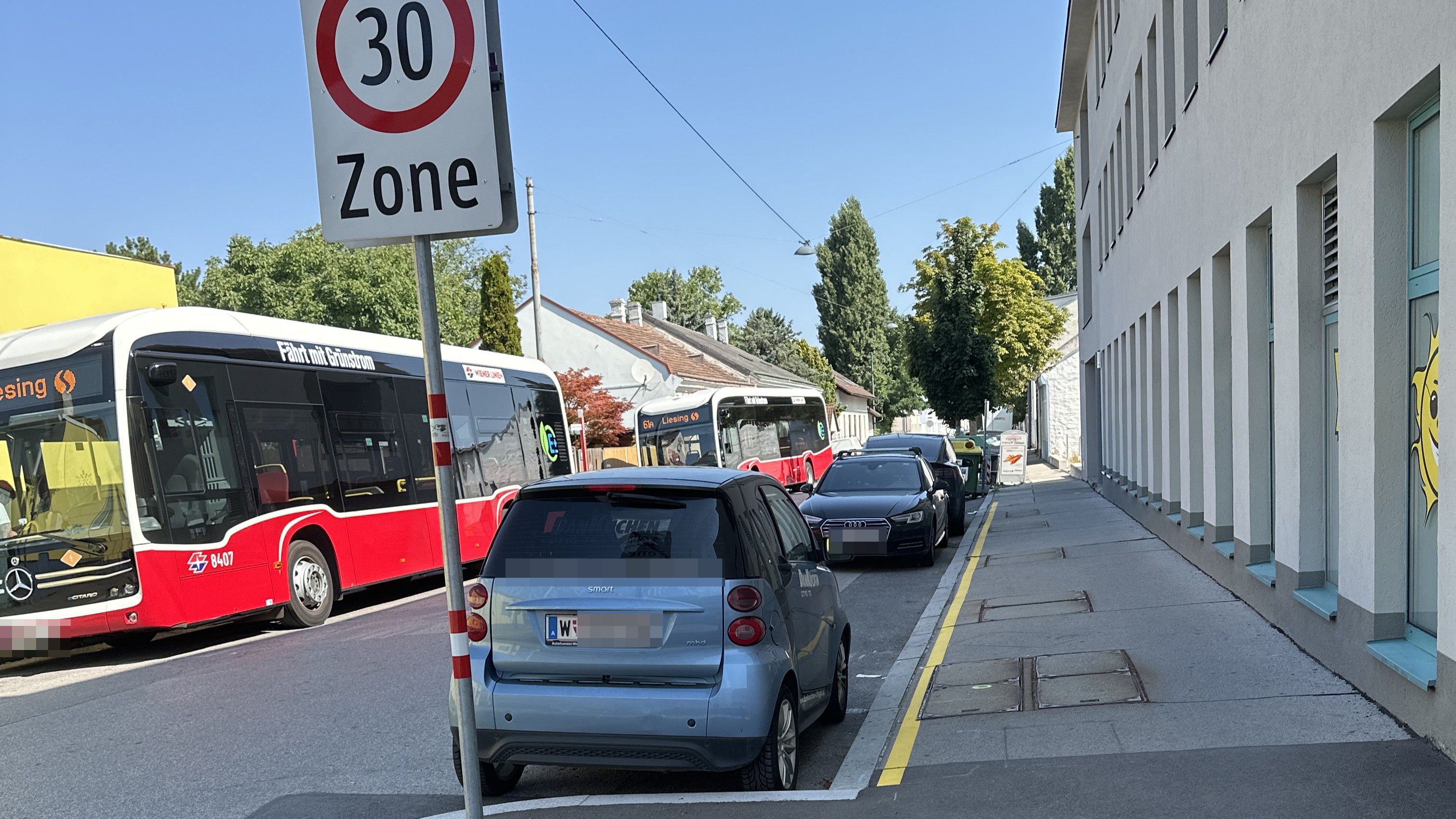 Jahrelang problemlos geparkt – in der Anton-Freunschlag-Gasse ist das Parken jetzt verboten.