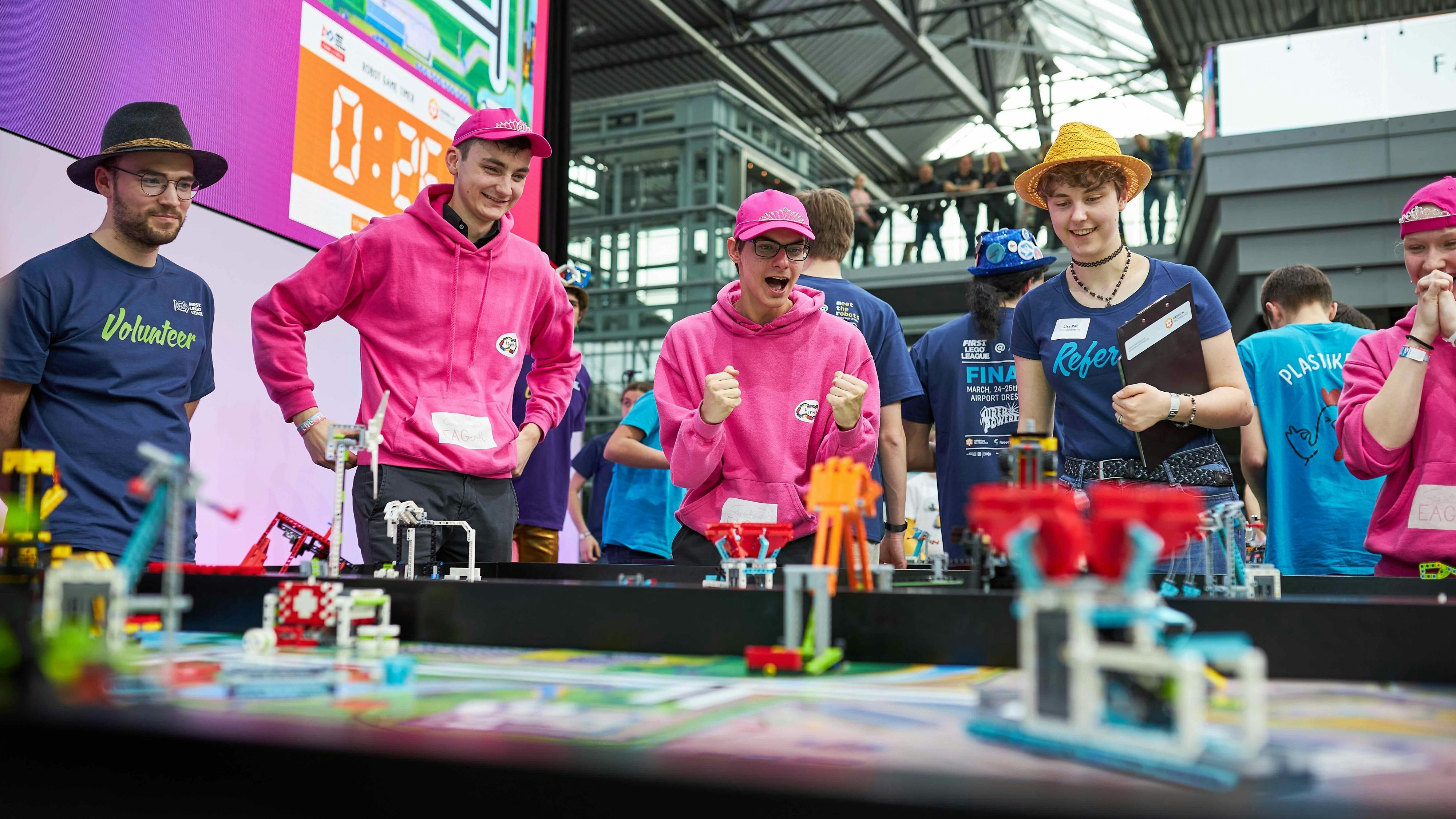 Start der First LEGO League Saison 2025/26 mit dem Thema "Unearthed".