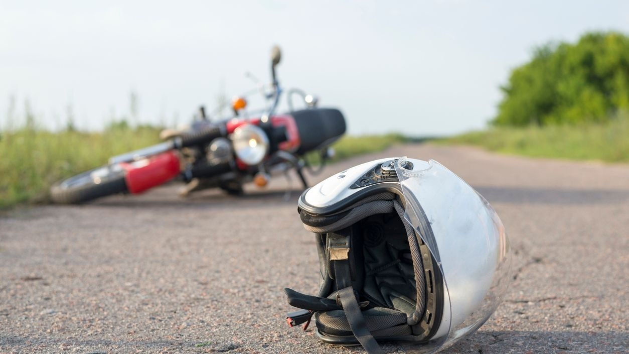 Heute.at - 16-Jähriger baut Unfall, schläft neben seinem Moped ein