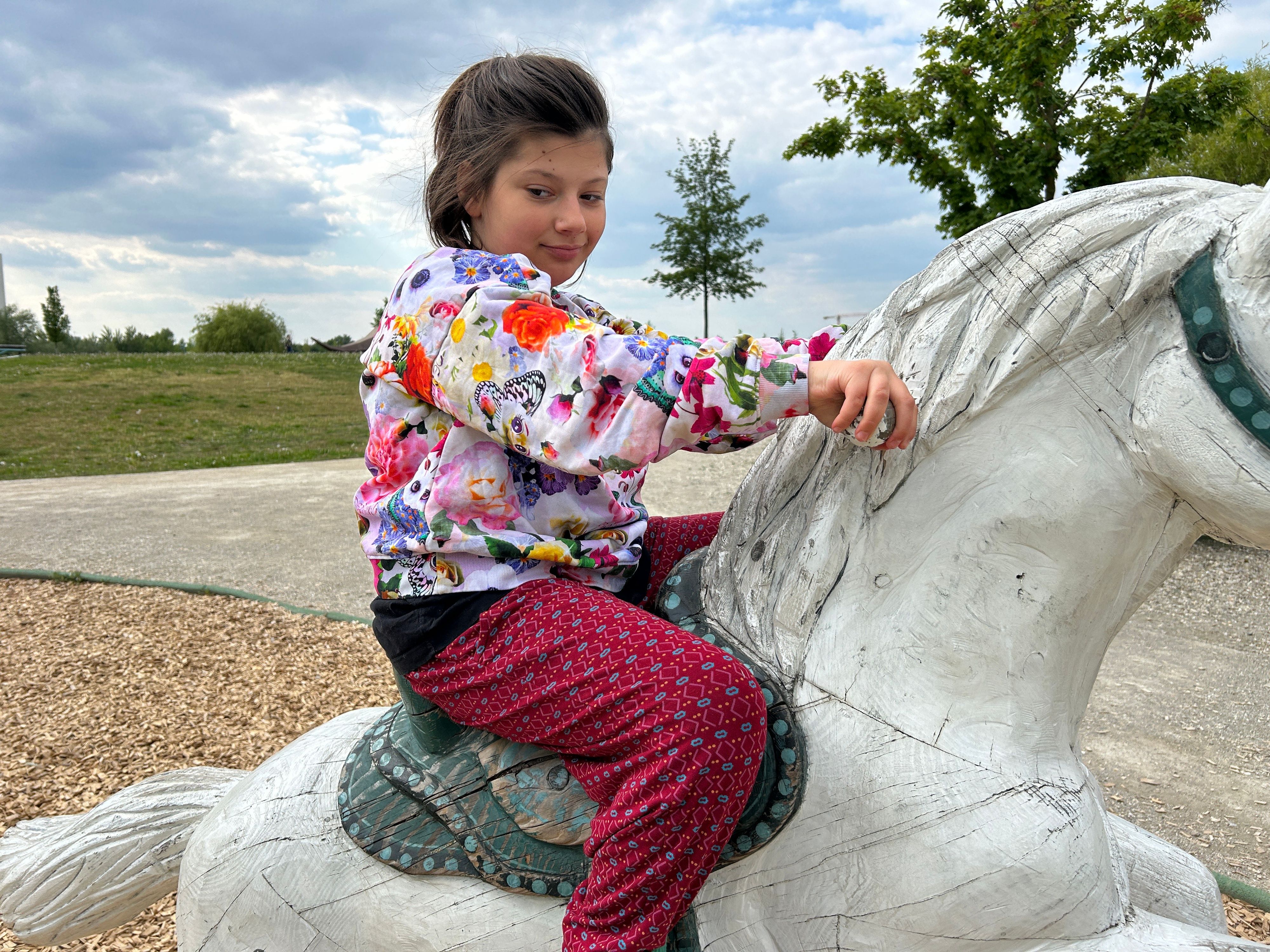 Lisa (10) liebt Spielplätze, Ausflüge und Natur.