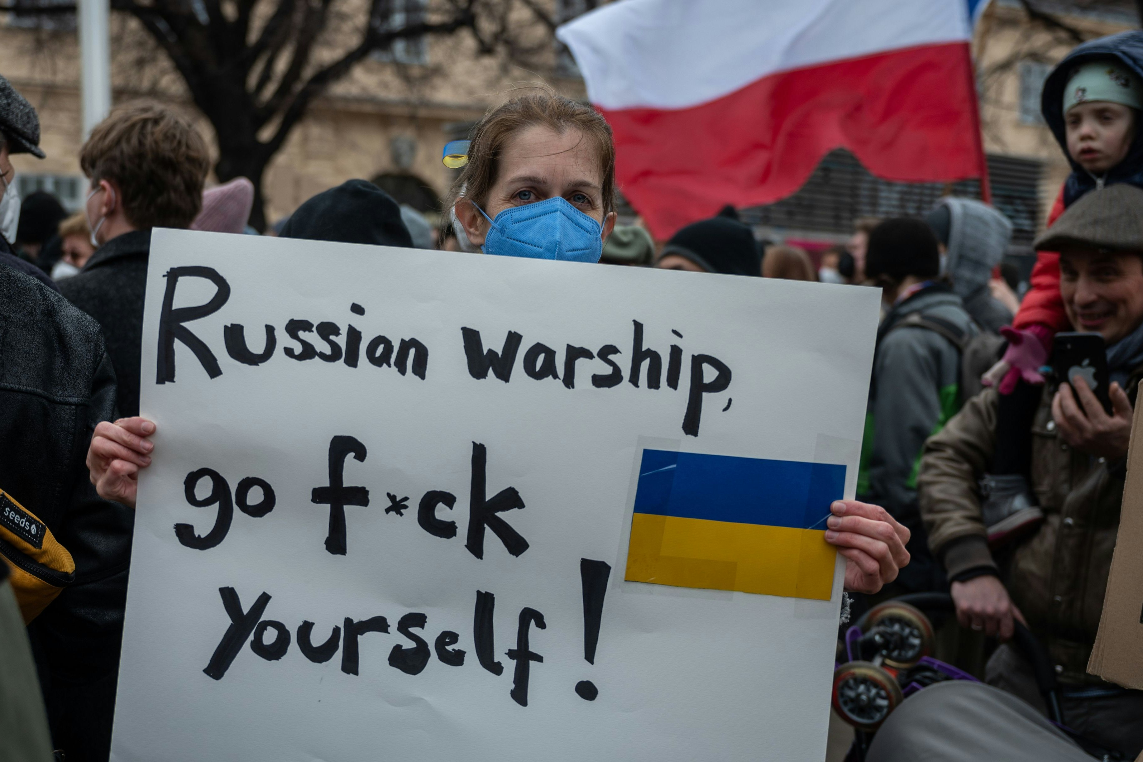 Demo gegen den Ukraine-Krieg im Februar 2022 in Wien: Die obszöne Aufforderung ukrainischer Grenzschützer an russische Marineoffiziere wurde seither zum inoffiziellen Motto der ukrainischen Streitkräfte