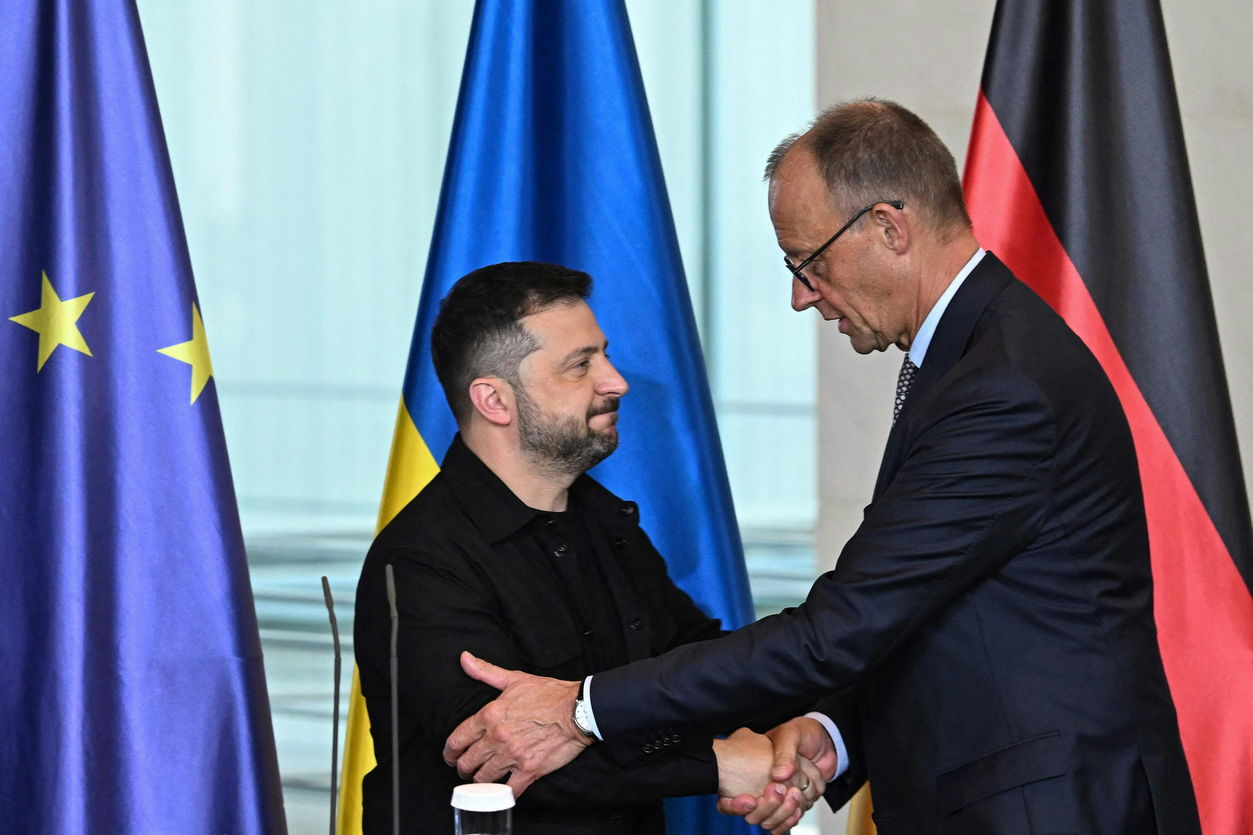 Deutschlands Kanzler Friedrich Merz (r.) und der ukrainische Präsident Wolodymyr Selenskyj beim kurzfristig einberufenen "Vor-Gipfel" am 13. August in Berlin