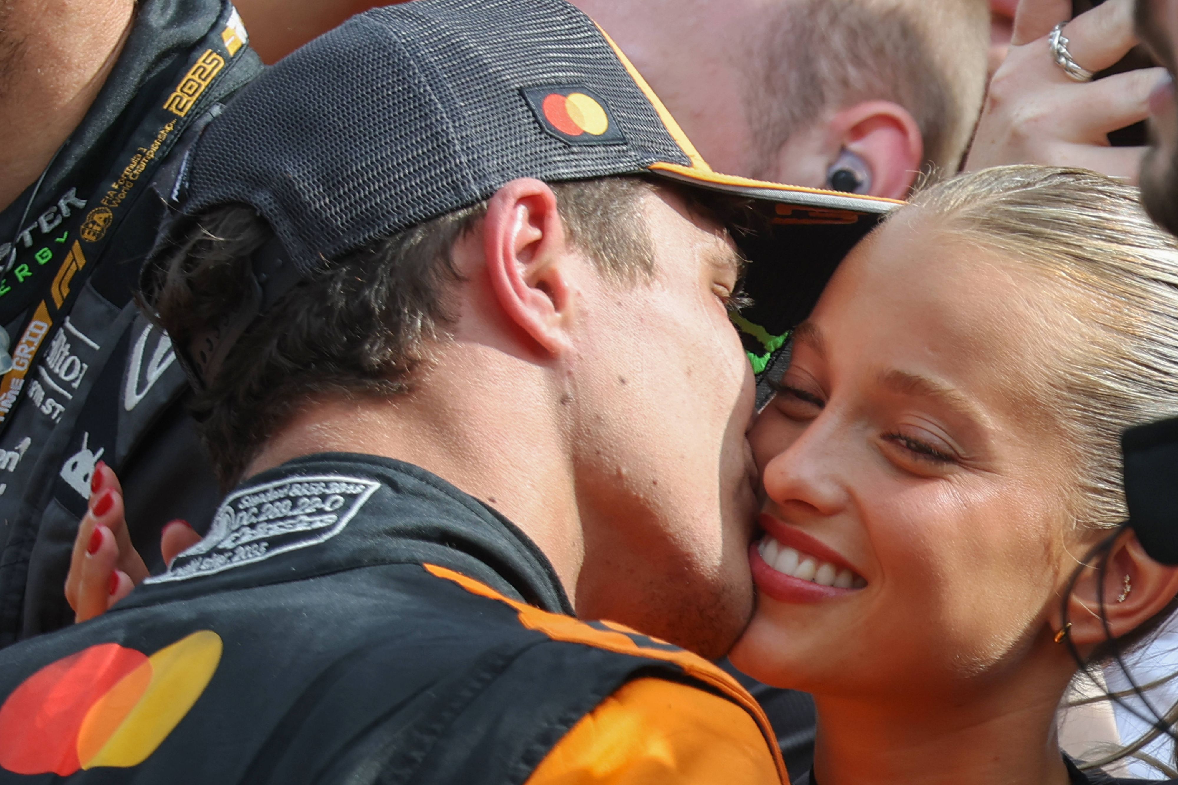 Lando Norris turtelte mit seiner Freundin auf Ibiza. 