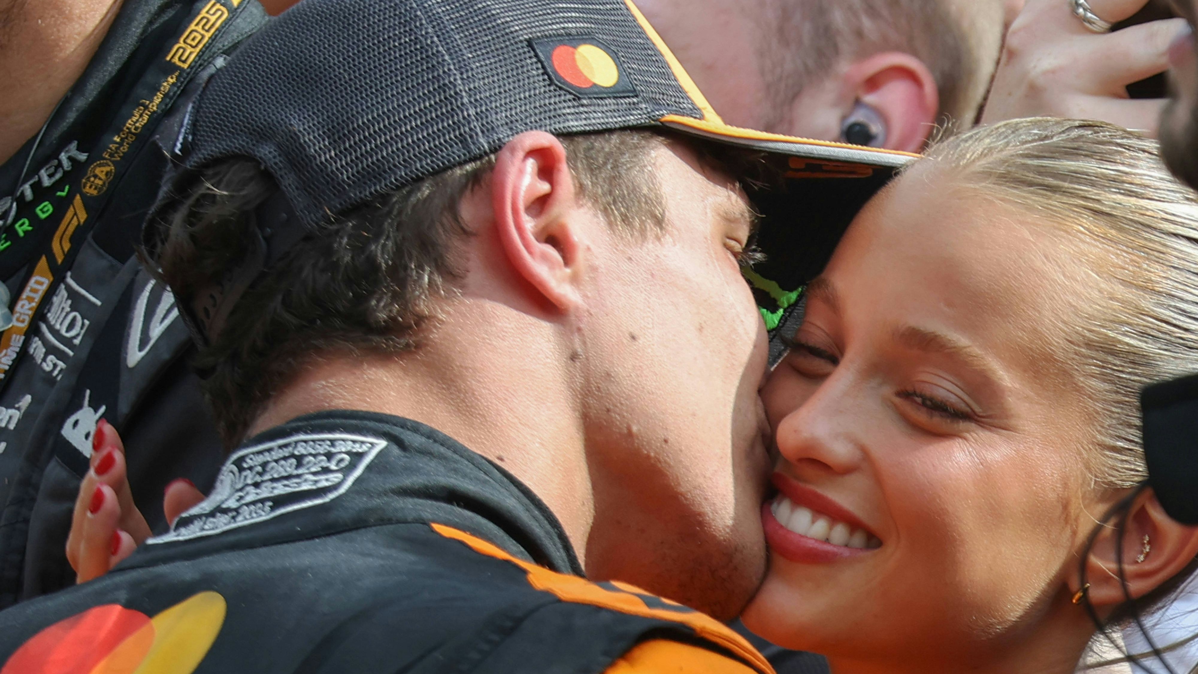 Lando Norris turtelte mit seiner Freundin auf Ibiza. 