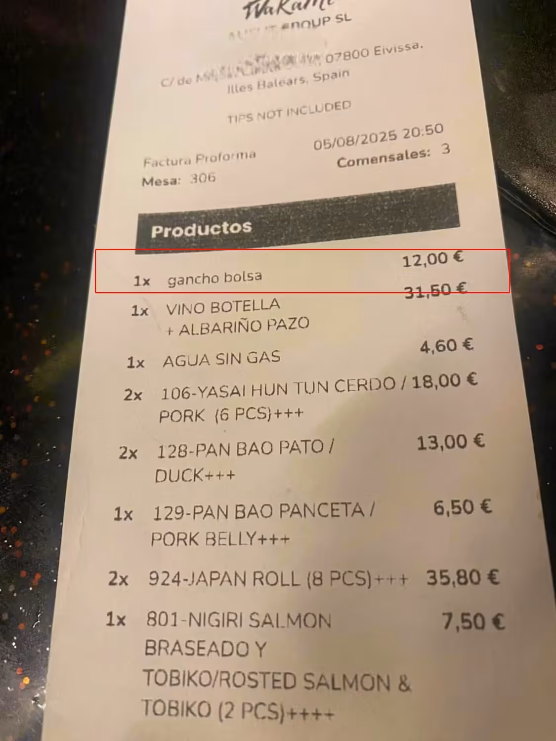 Weil sie ihre Handtasche an einem Haken aufhing, sollte eine Kundin im Urlaub tief in die Tasche greifen.