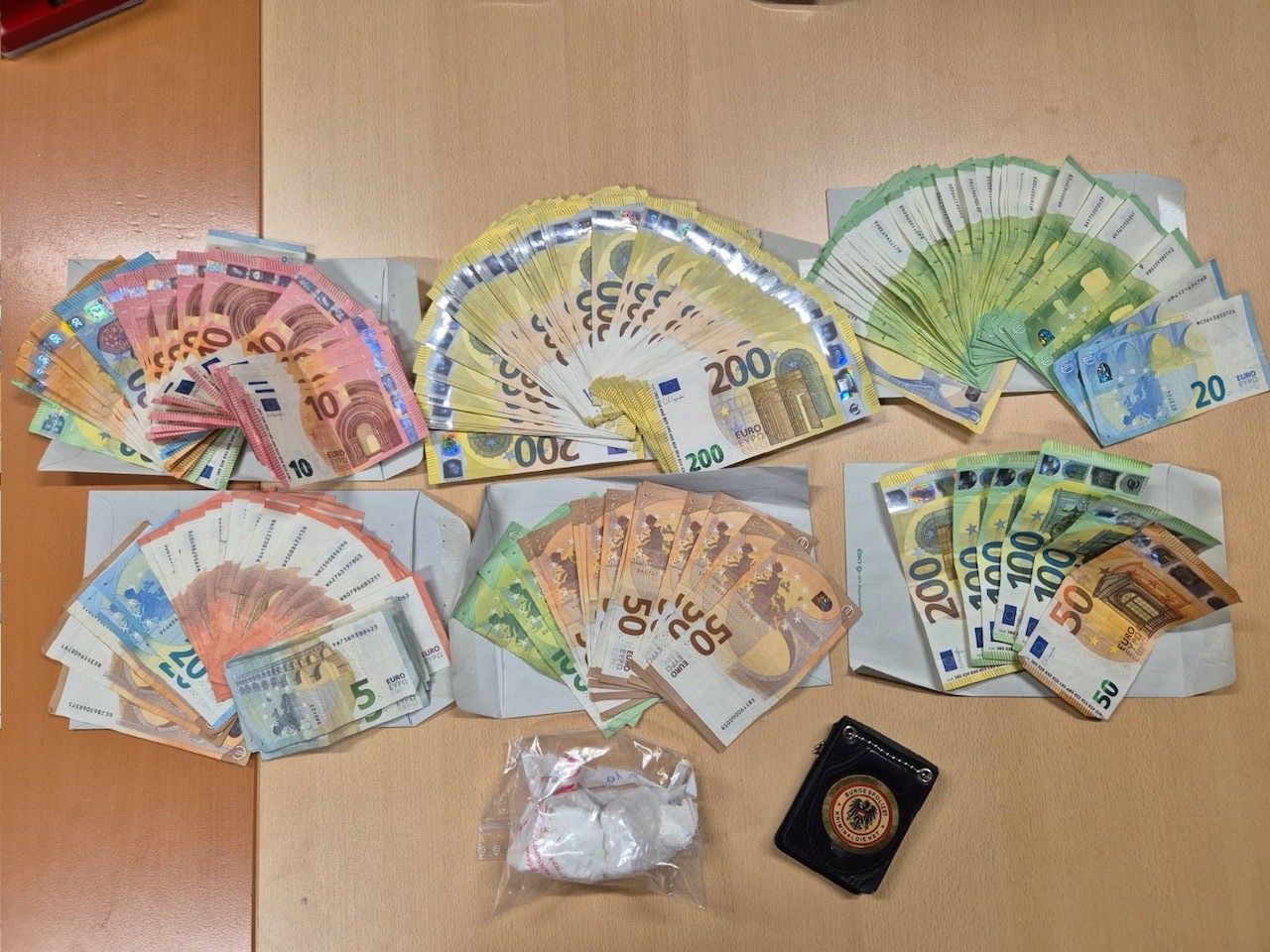 Insgesamt wurden 94,4 Gramm Kokain, 10,9 Gramm Cannabisharz sowie Bargeld in der Höhe von 28.355 Euro sichergestellt.