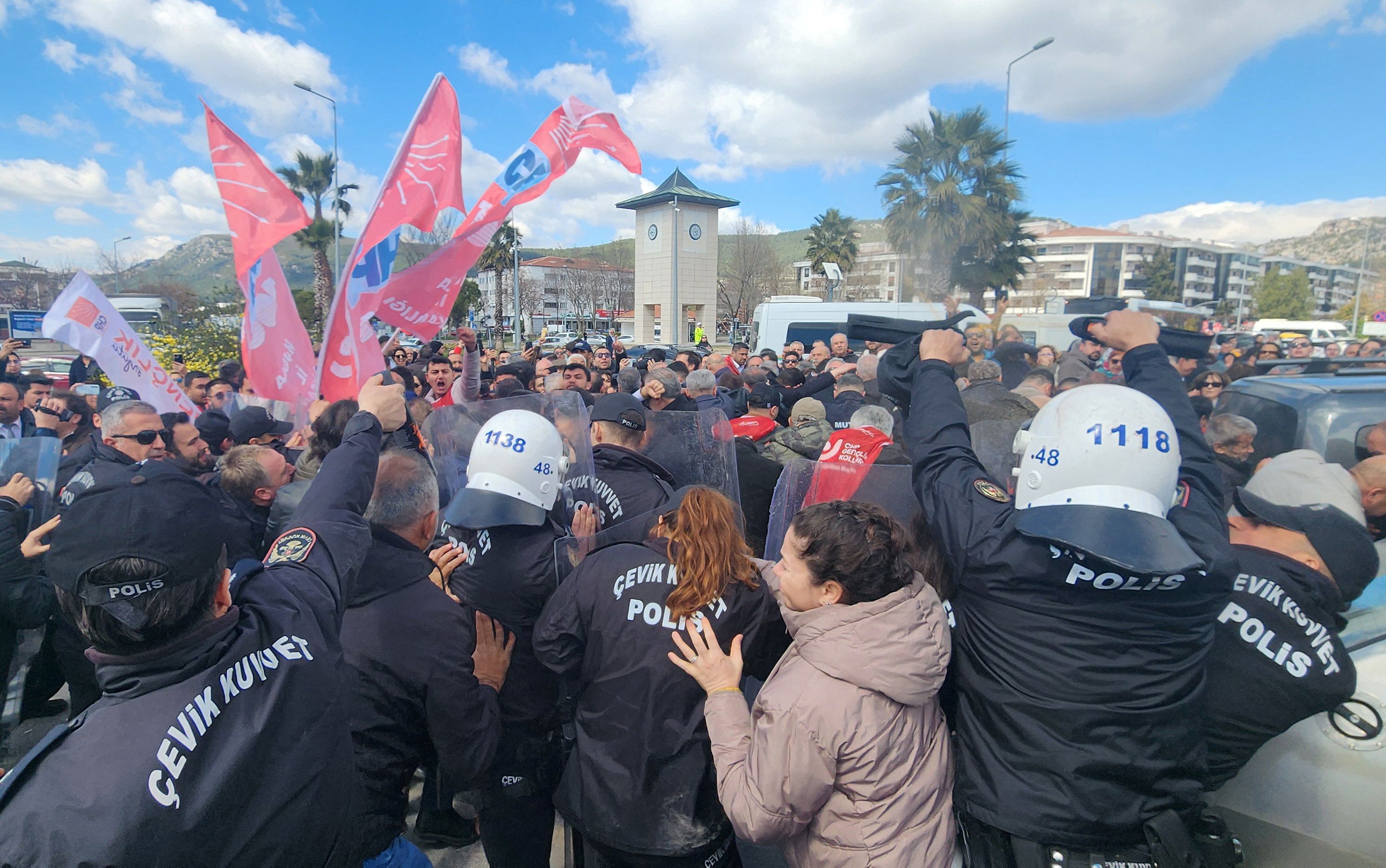 In Istanbul, der Hochburg der oppositionellen Partei CHP, sind am Freitag 40 Menschen festgenommen worden, berichten türkische Medien.