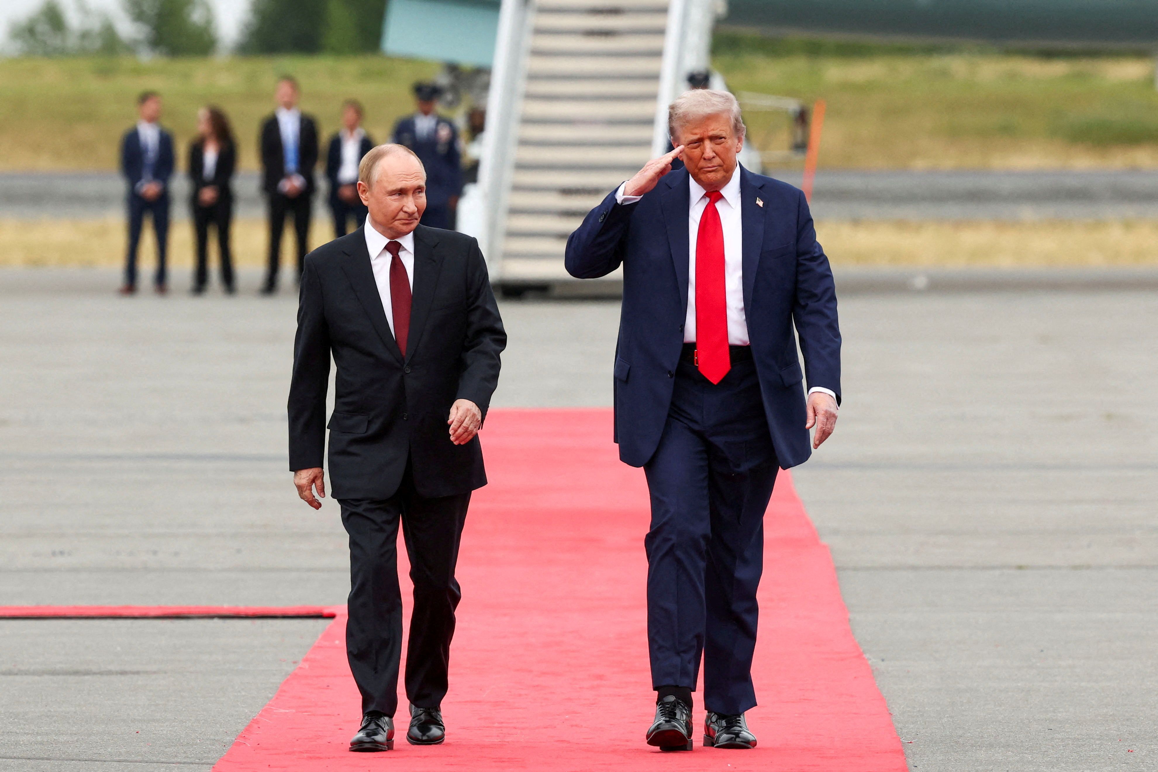 Donald Trump und Wladimir Putin am Rollfeld von Anchorage. 