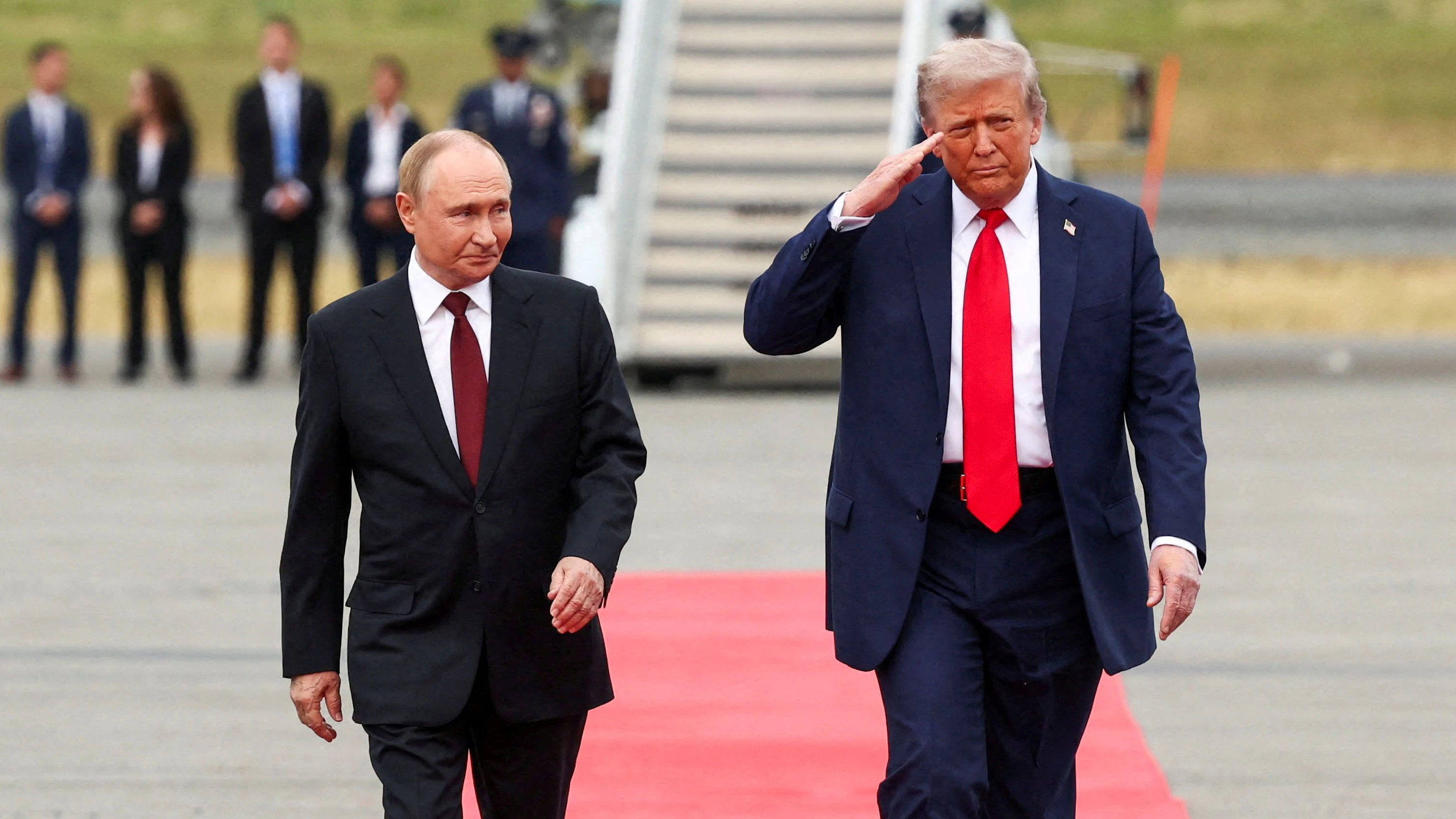 Donald Trump und Wladimir Putin am Rollfeld von Anchorage. 