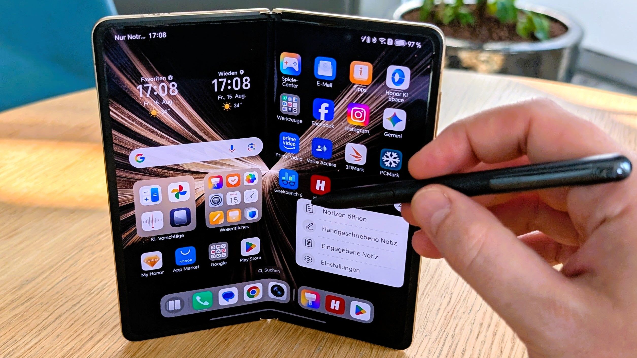 Beim Honor Magic V5 wird übrigens auch eine Stifteingabe unterstützt - hier mit dem Honor Magic-Pen.