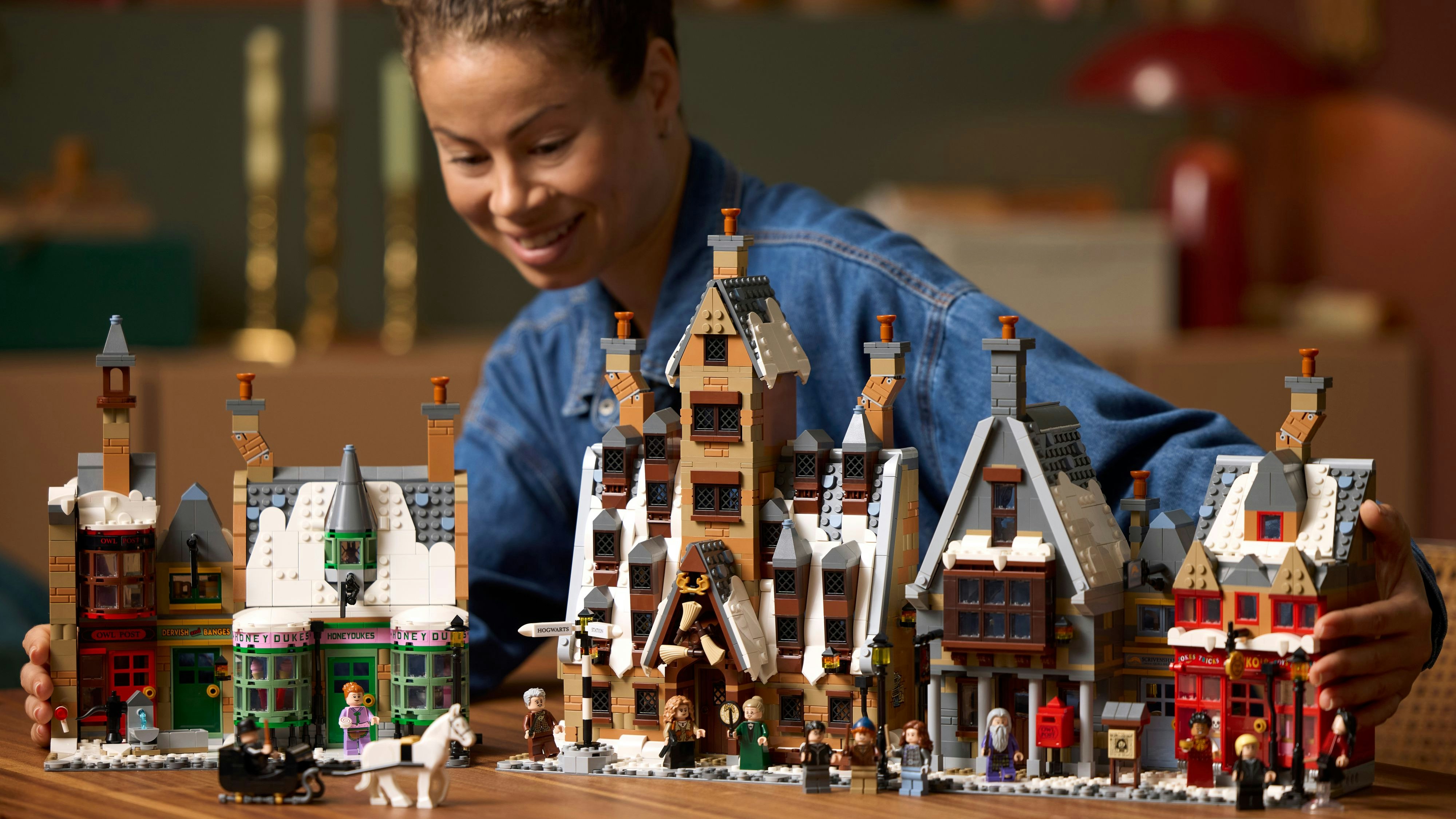 Das Set besteht aus 3.228 Einzelteilen und bringt gleich sieben ikonische Häuser in die heimische Zauberwelt.