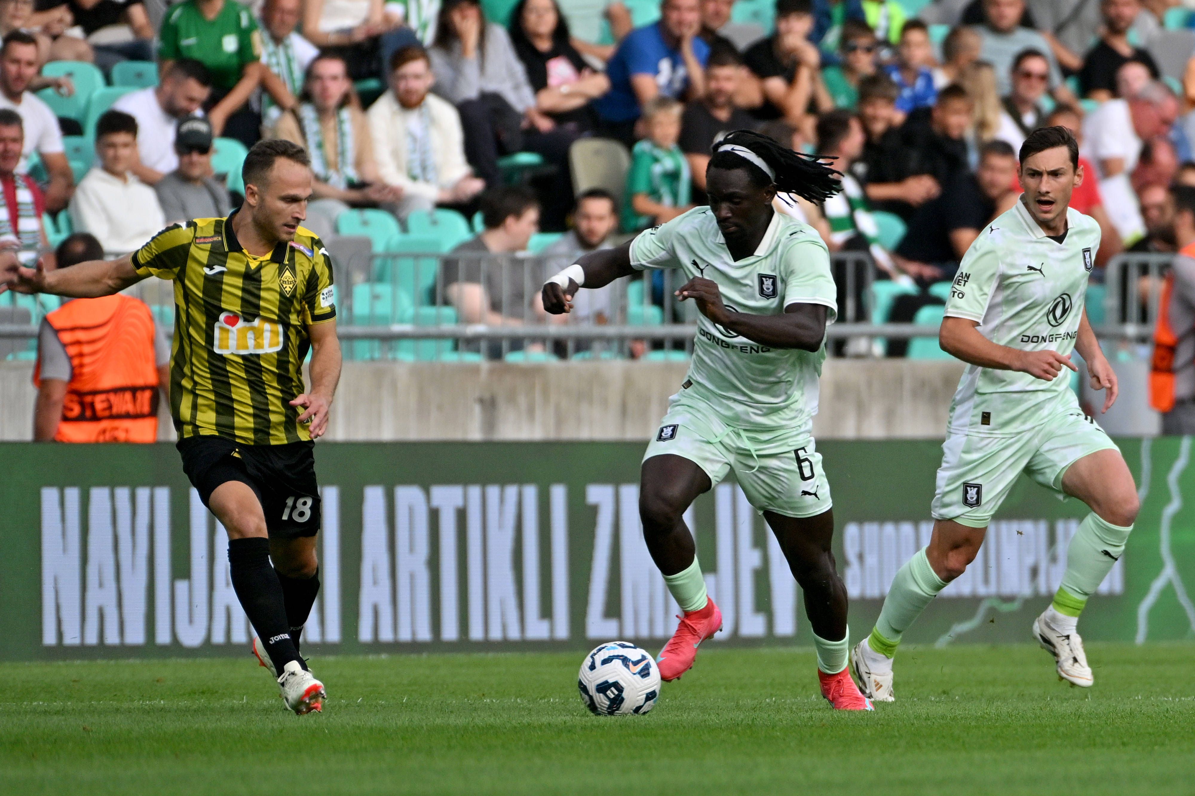 Peter Agba ist defensiver Mittelfeldspieler. 