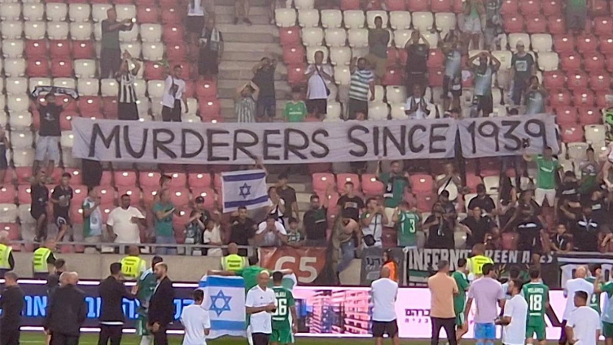 Die israelischen Anhänger hissten ein Banner. 