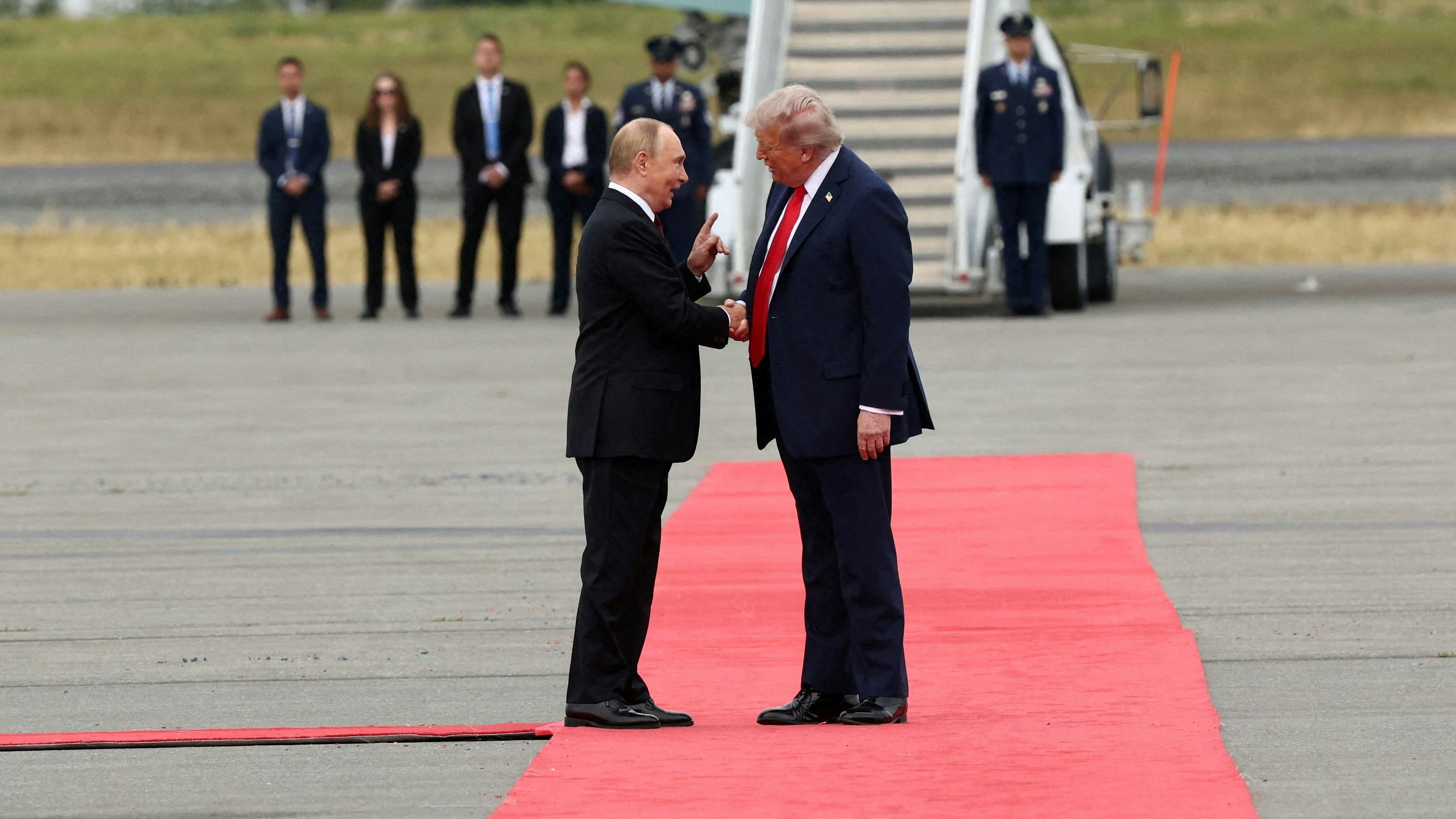 Handshake am roten Teppich: Donald Trump und Wladimir Putin am Rollfeld von Anchorage, Alaska.