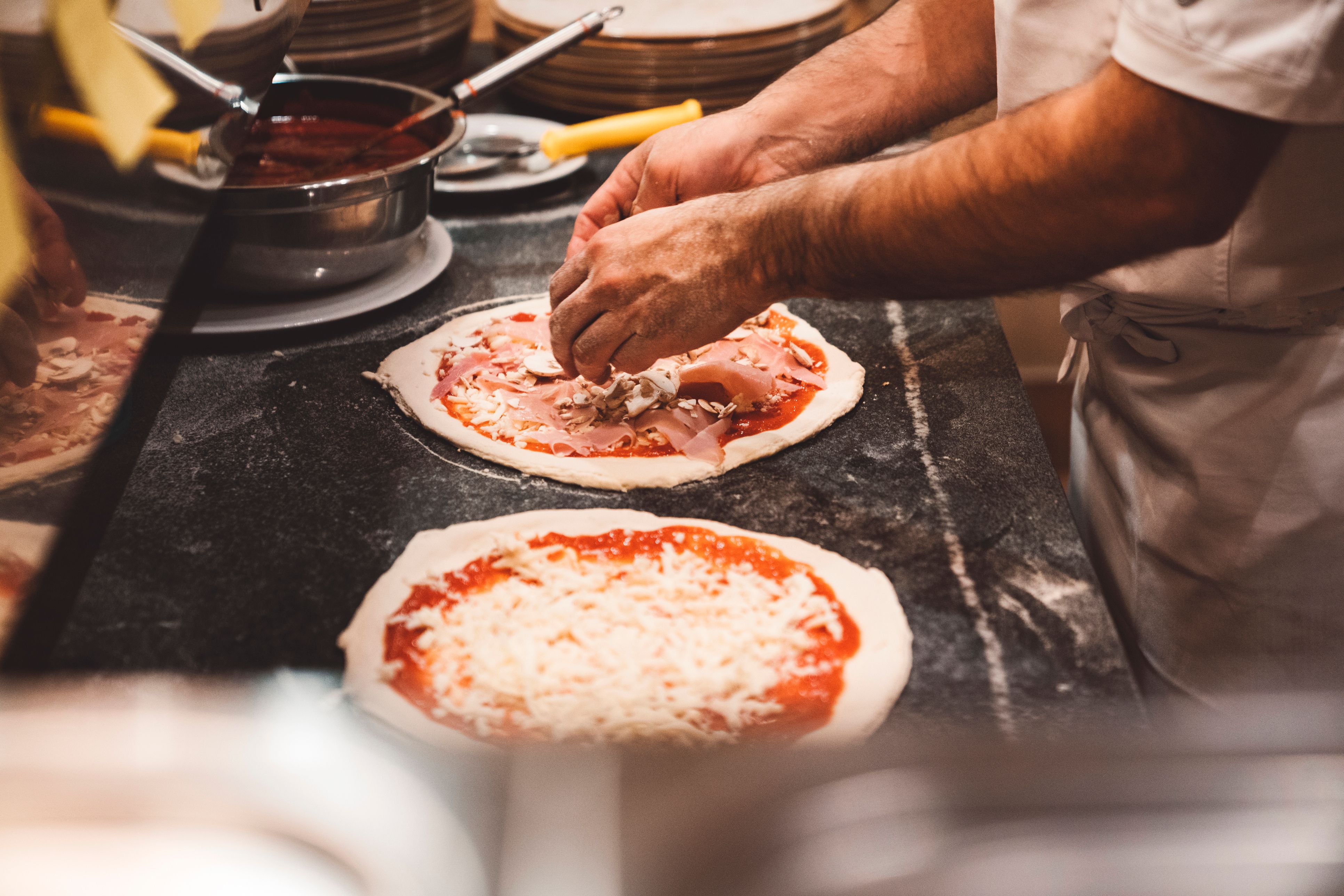 Der Hilfskoch arbeitete in einer Pizzeria, verdiente dort laut AK viel zu wenig. (Symbolbild)