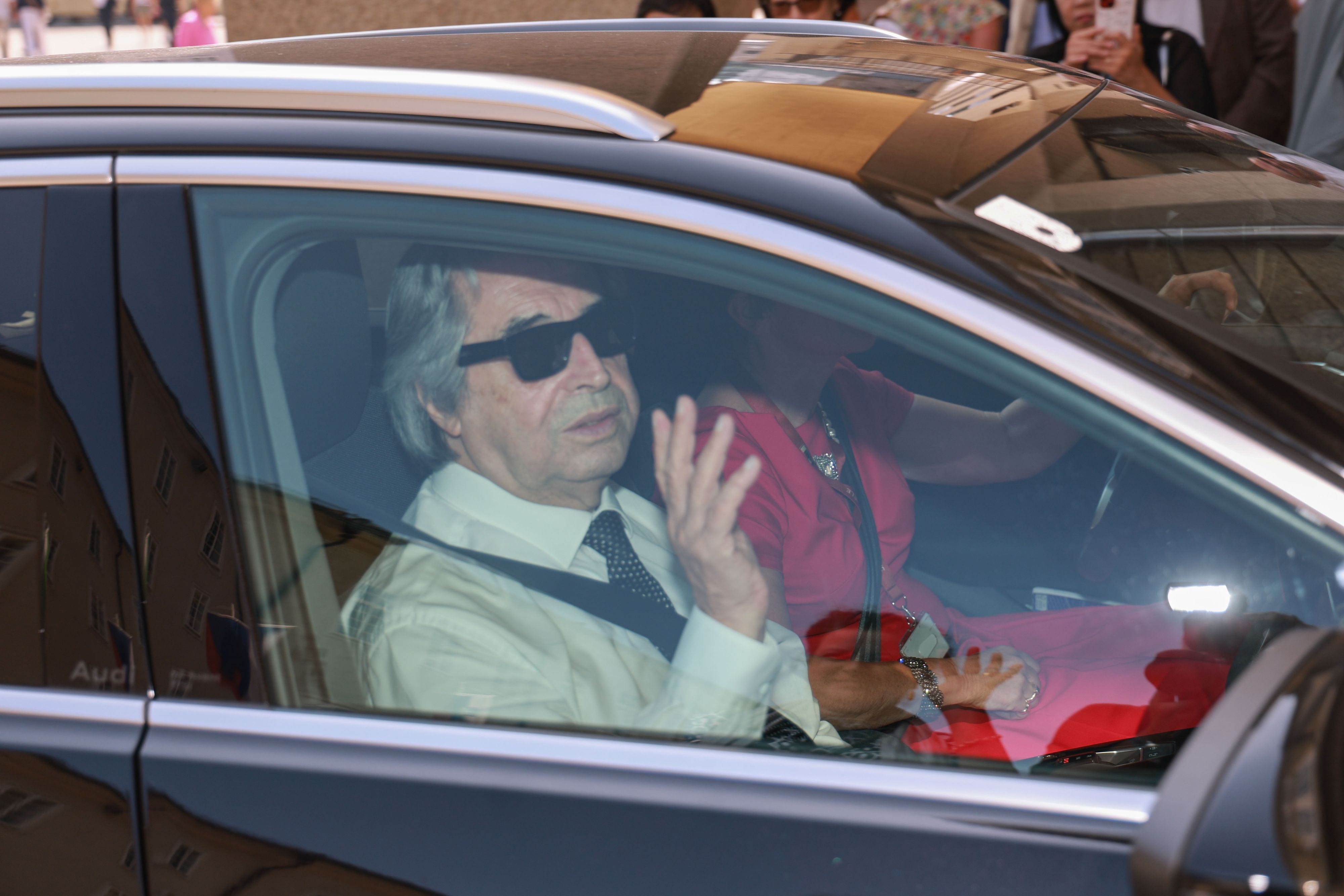 Nur zaghaft grüßte Riccardo Muti bei der Einfahrt ins Festspielhaus seine Fans.