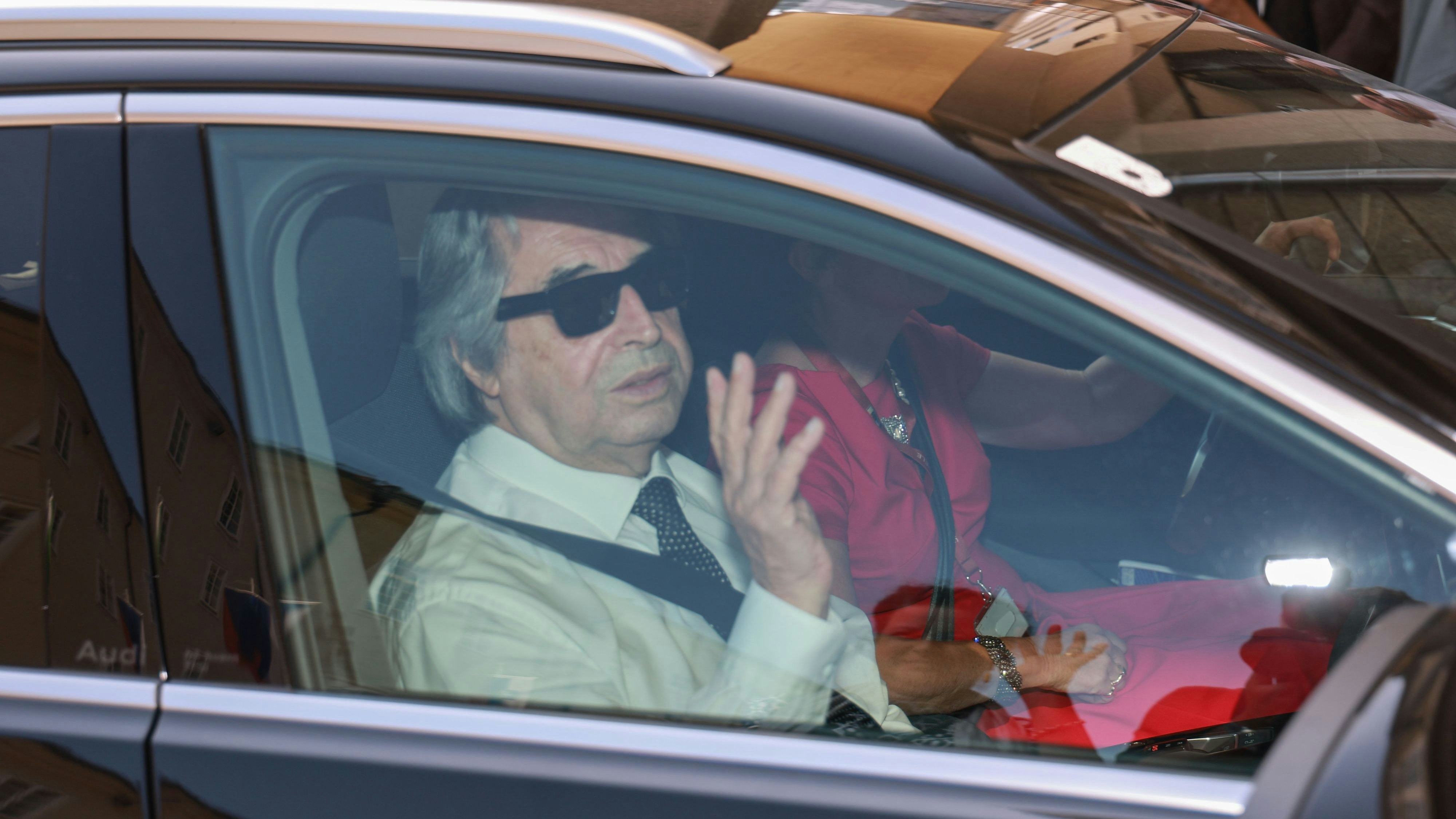 Nur zaghaft grüßte Ricardo Muti bei der Einfahrt ins Festspielhaus seine Fans.