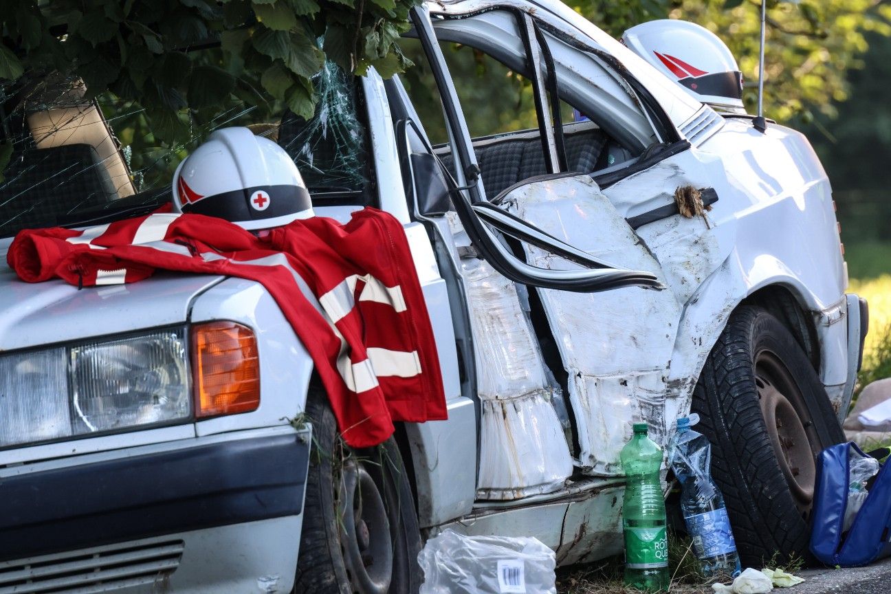 Der Lenker (30) war vergangenen Freitag gegen einen Baum gekracht.