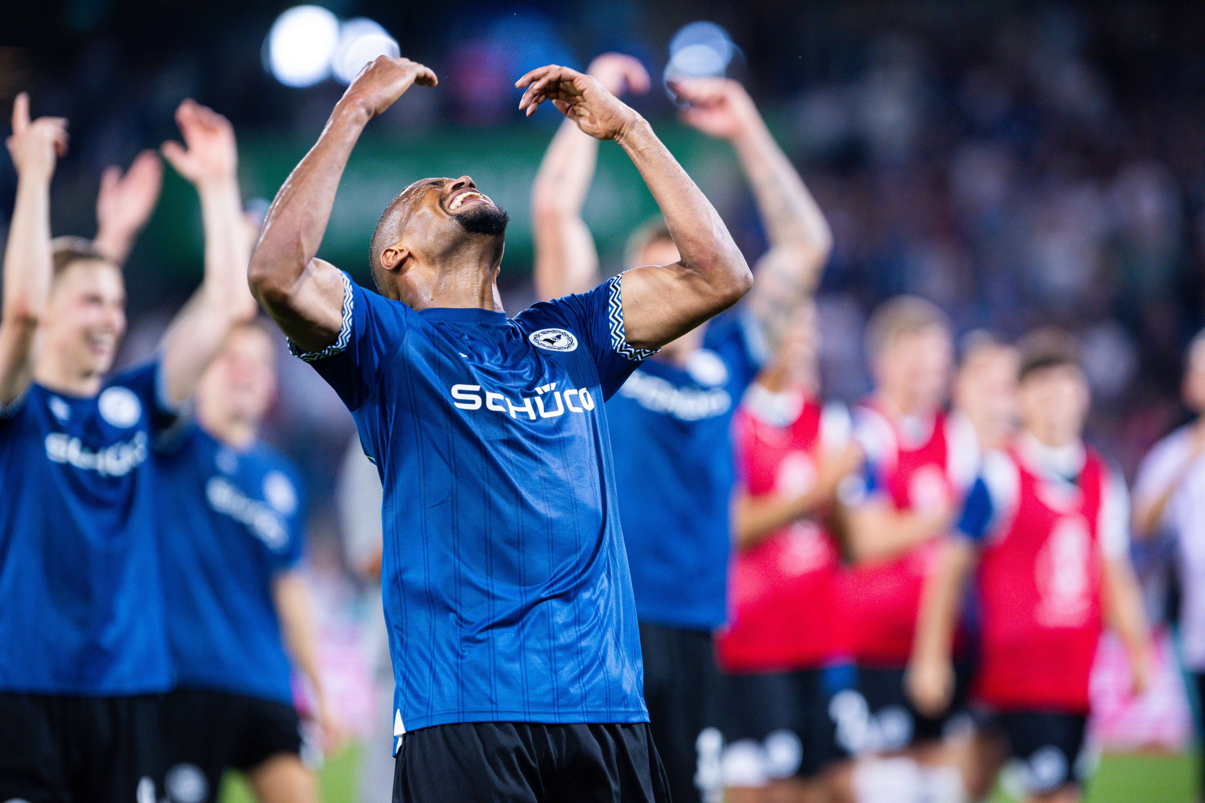 Isaiah Young bejubelt den 1:0-Erfolg von Arminia Bielefeld gegen Werder Bremen. 