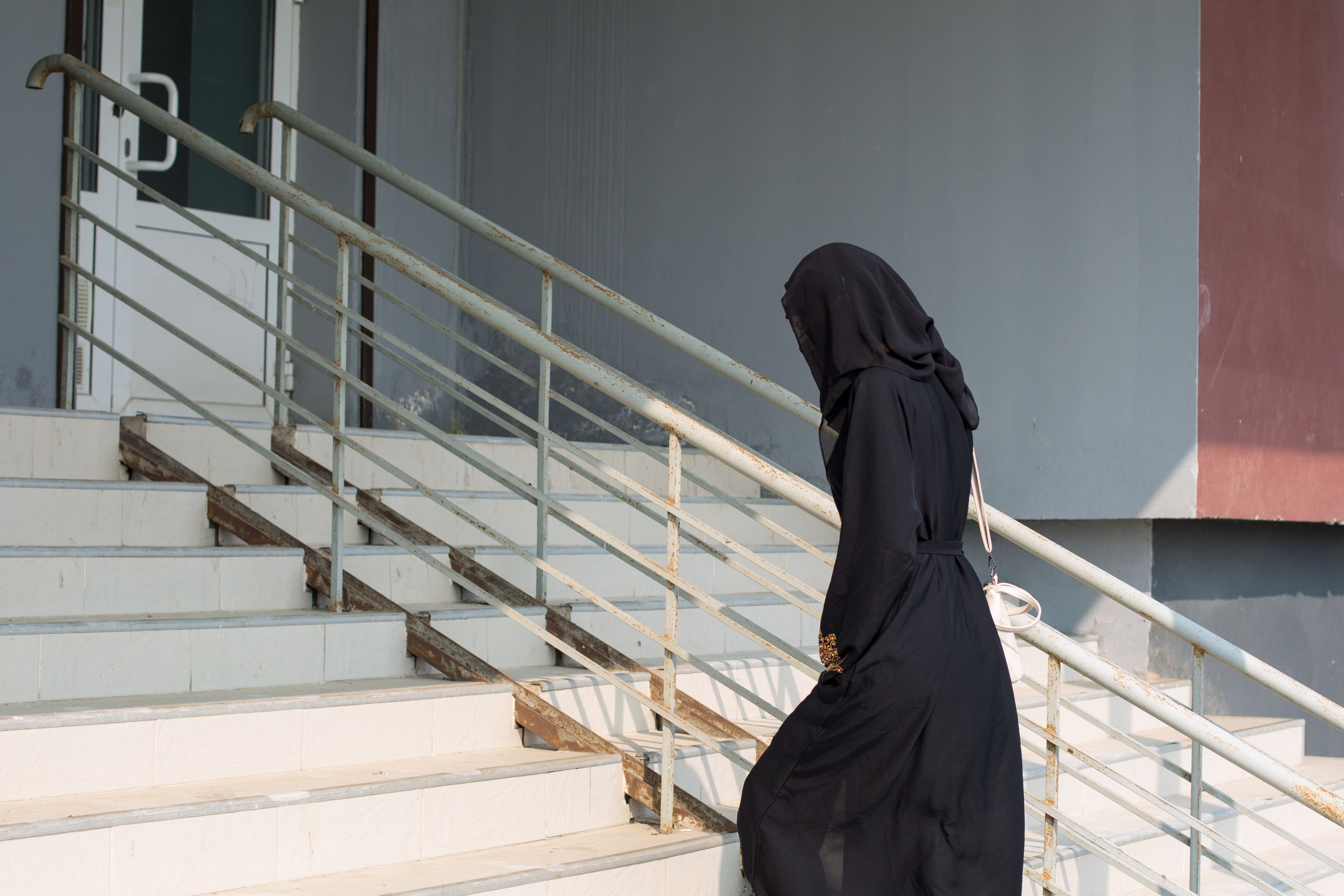 Der Unbekannte folgte seinem Opfer bis in ein Mehrparteienhaus.